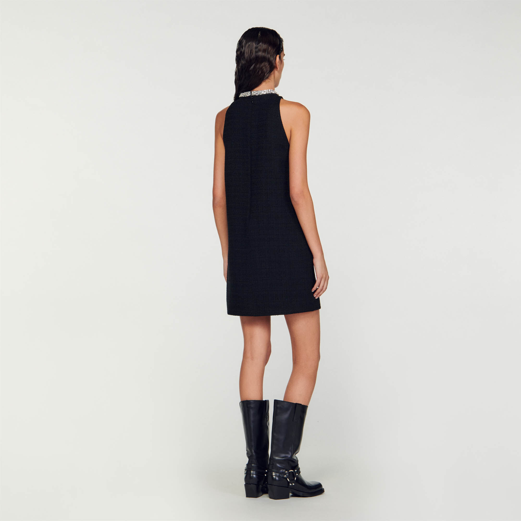 Vestido con cuello con bisutería
