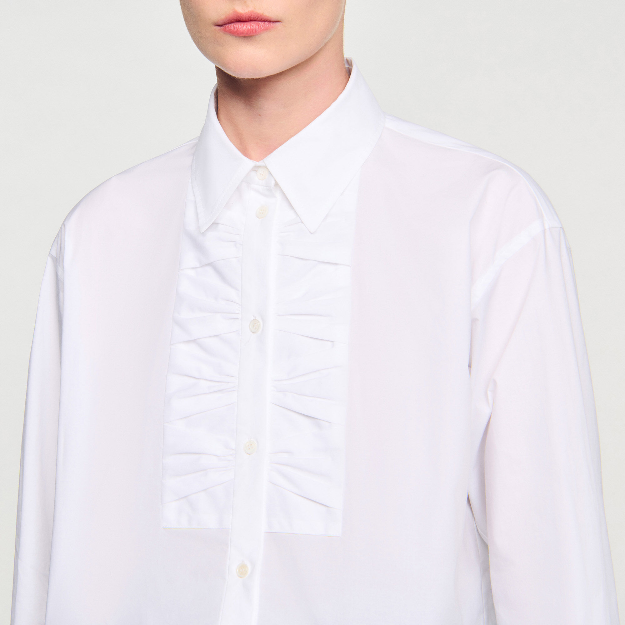 Camisa corta con detalles de lazos