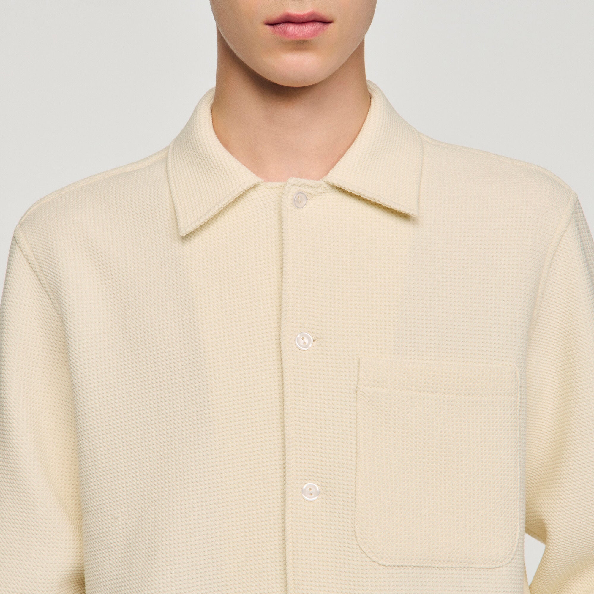 Camisa texturizada cuello italiano