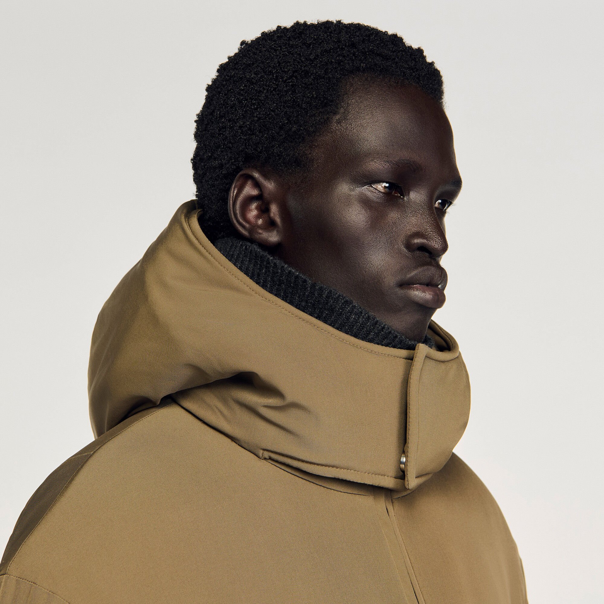 Anorak con cuello alto y capucha