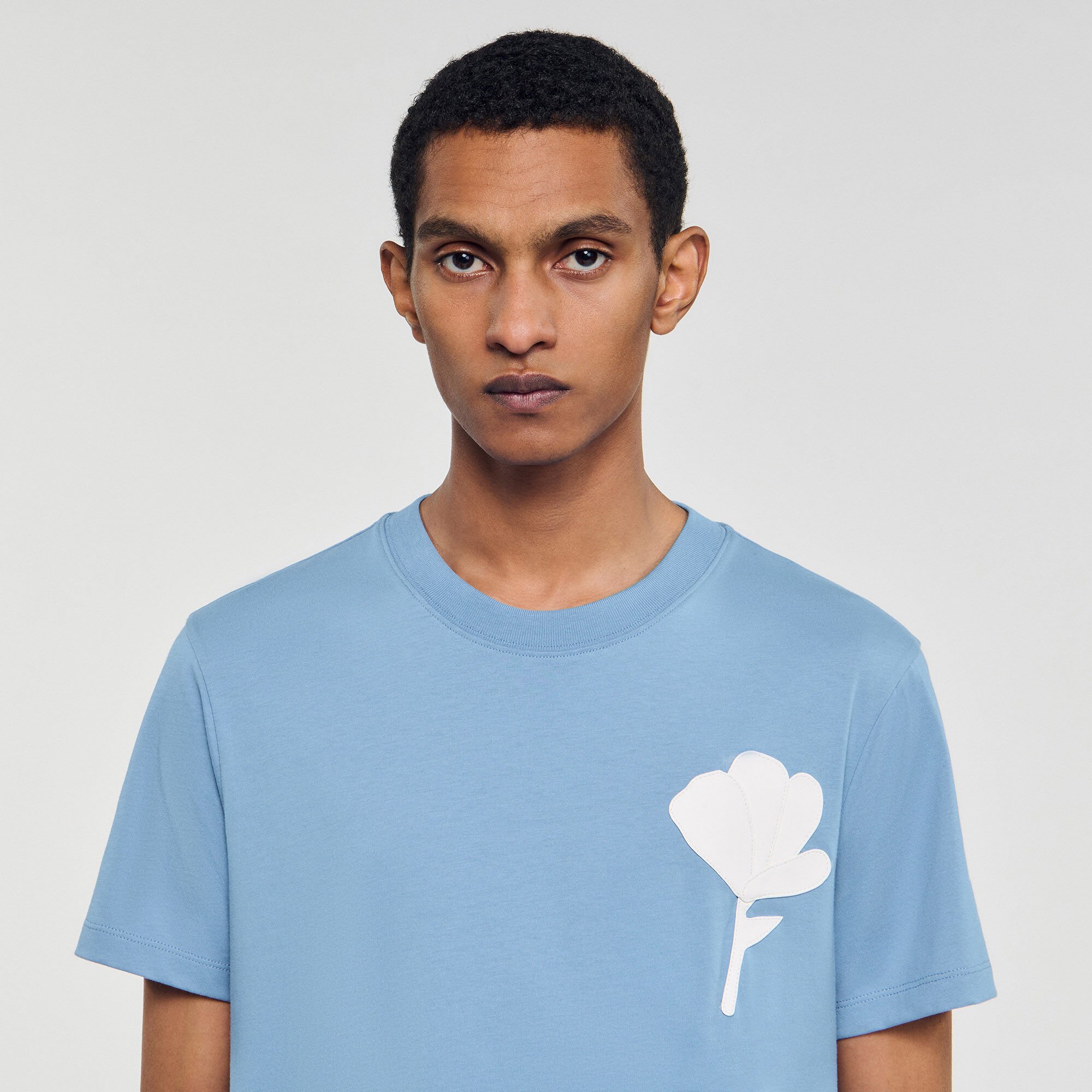 Camiseta con parche de flor