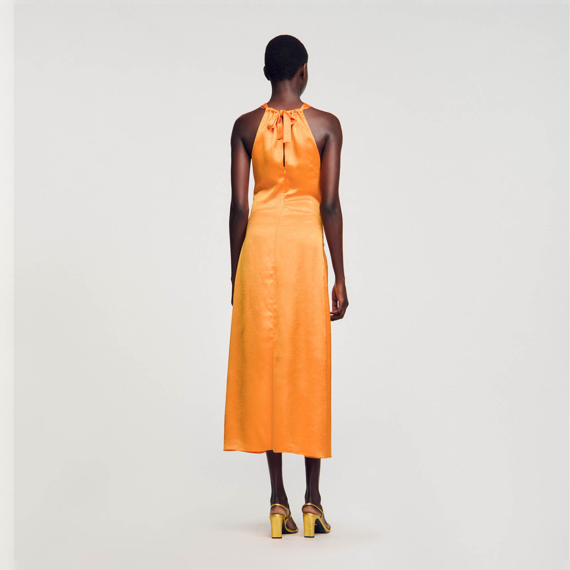 Vestido largo satinado y fruncido