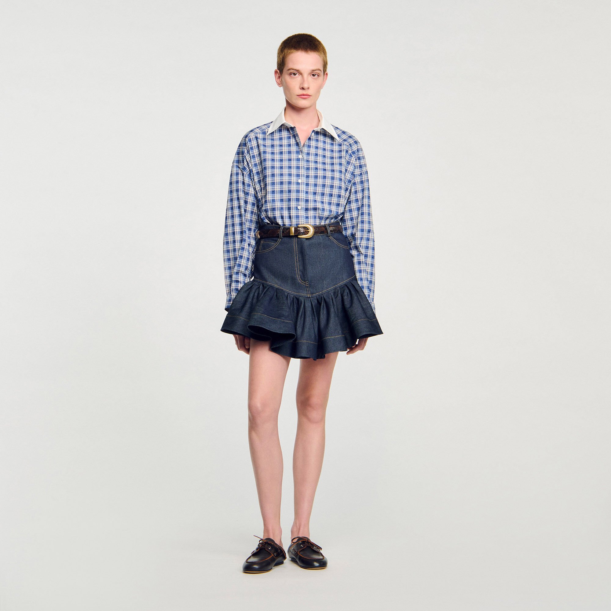 Falda corta de denim con volantes
