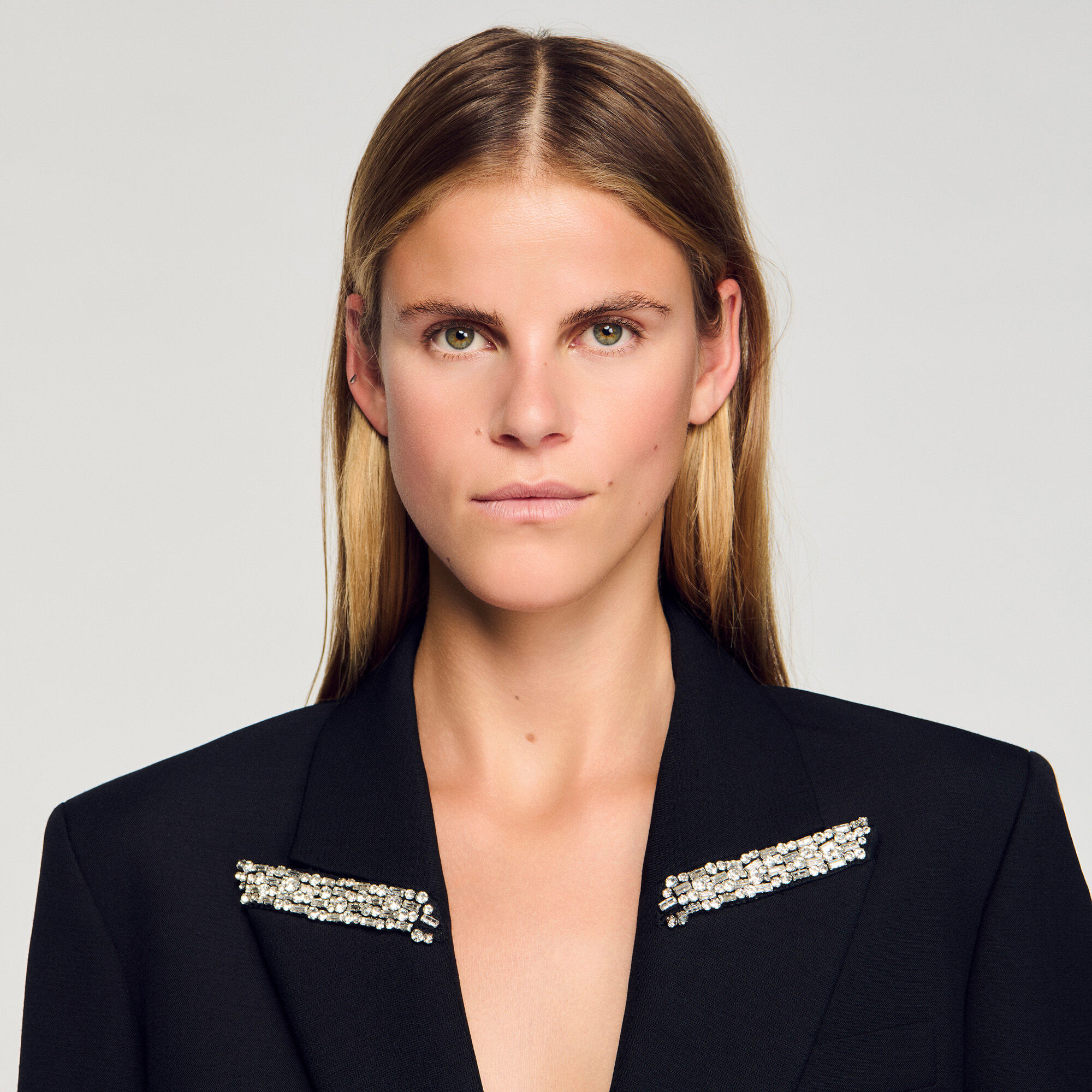 Chaqueta con cuello de strass