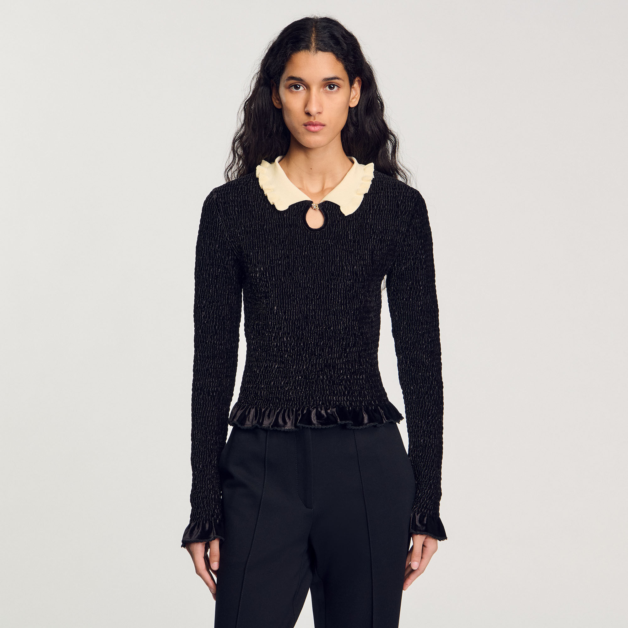 Top fruncido con cuello en contraste