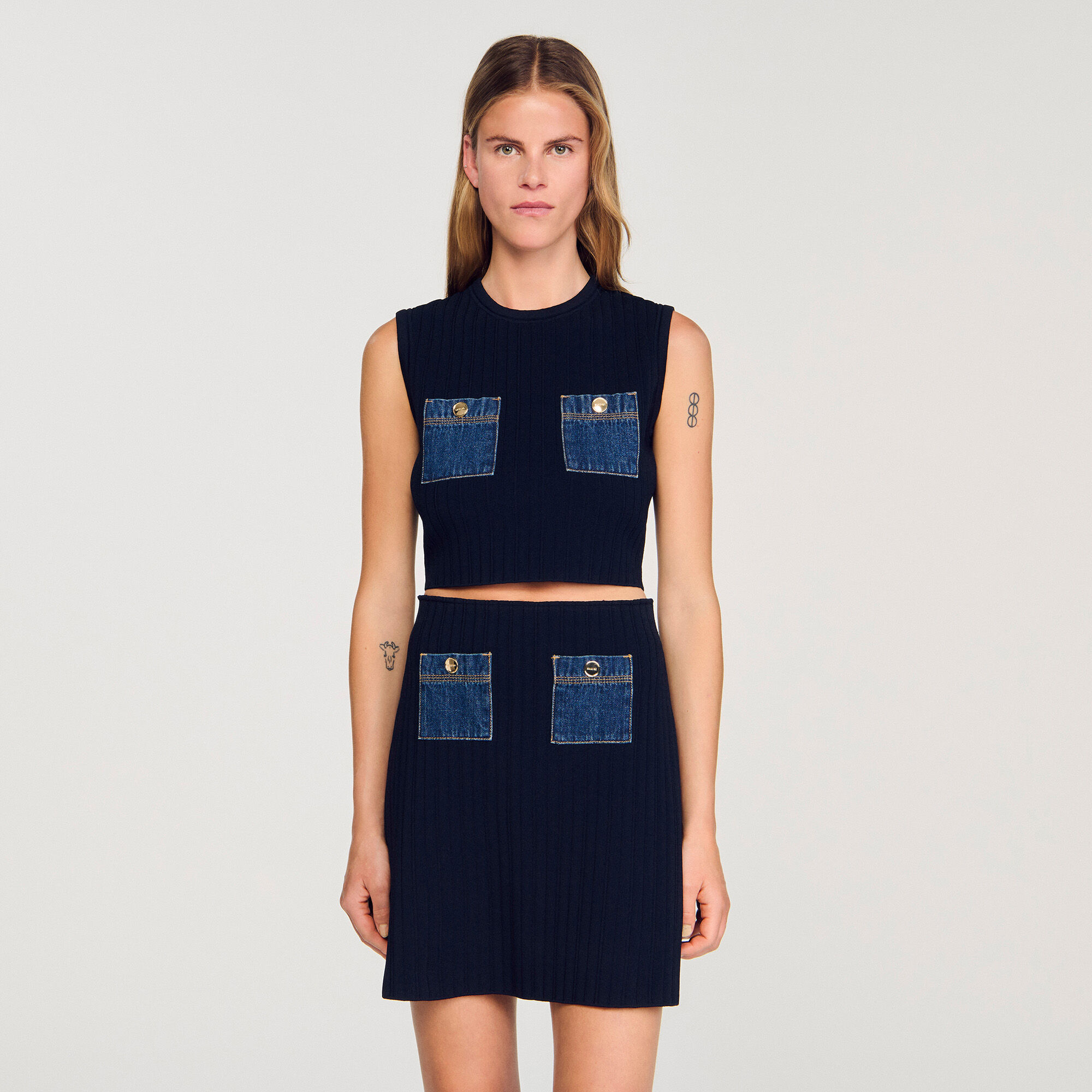 Top de punto y denim