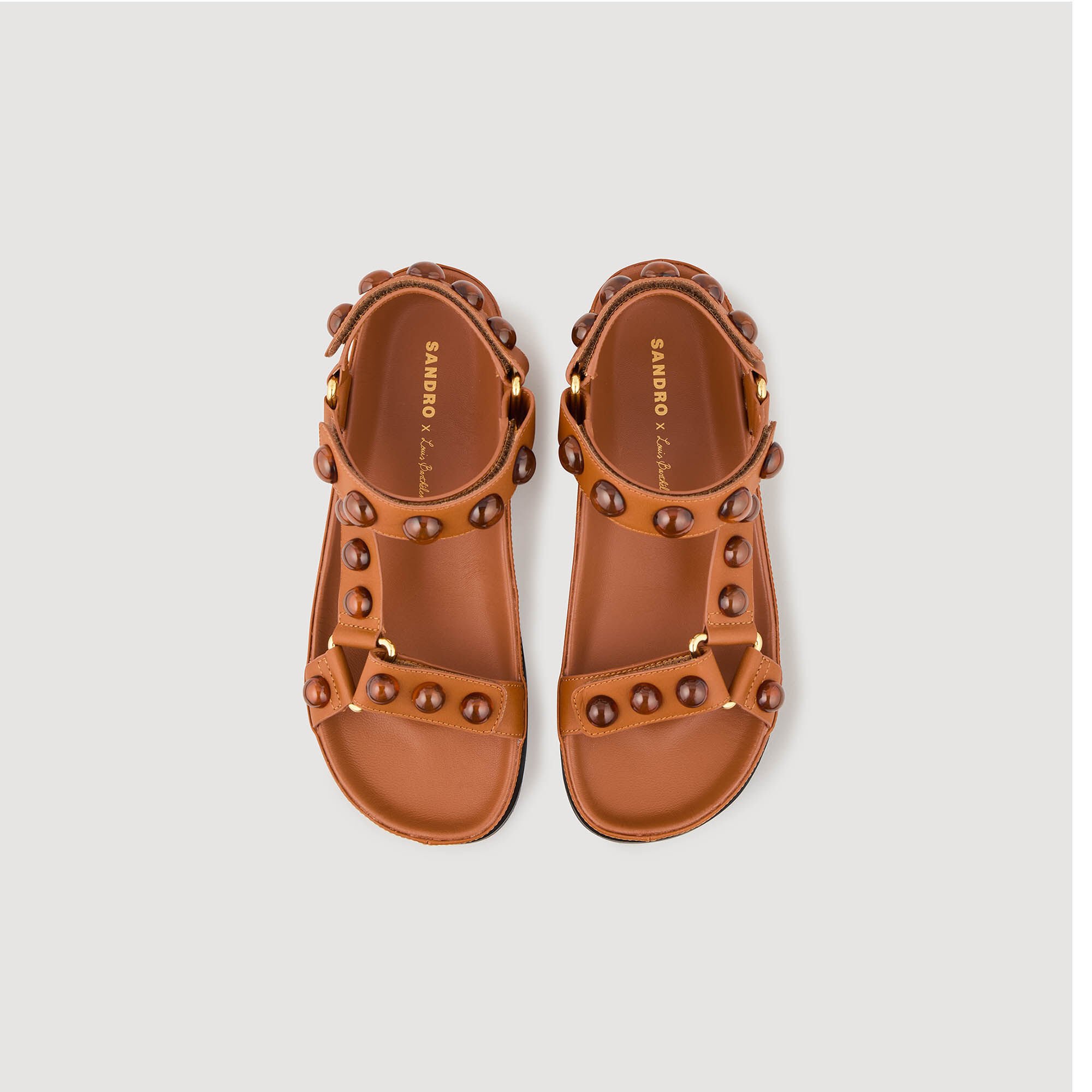 Sandalias con tachuelas