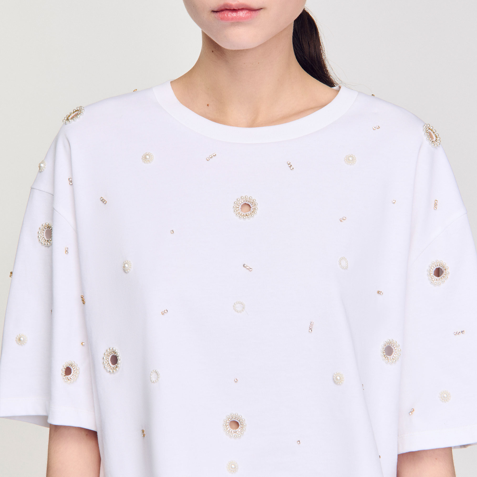 Camiseta corta con cuentas