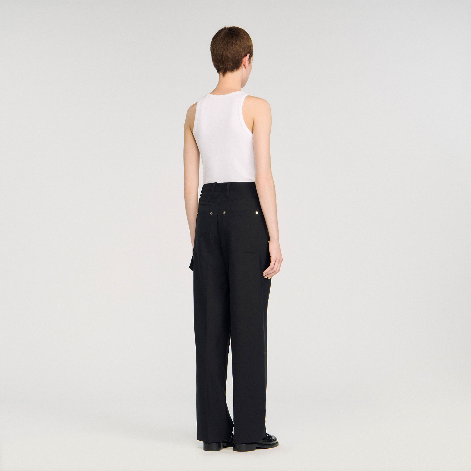 Pantalón fluido con remaches