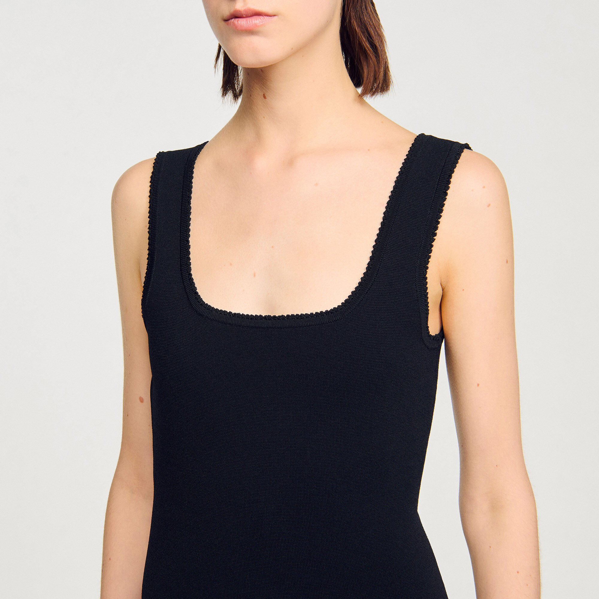 Vestido corto de punto con volantes