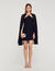 Vestido corto con capa adornada
