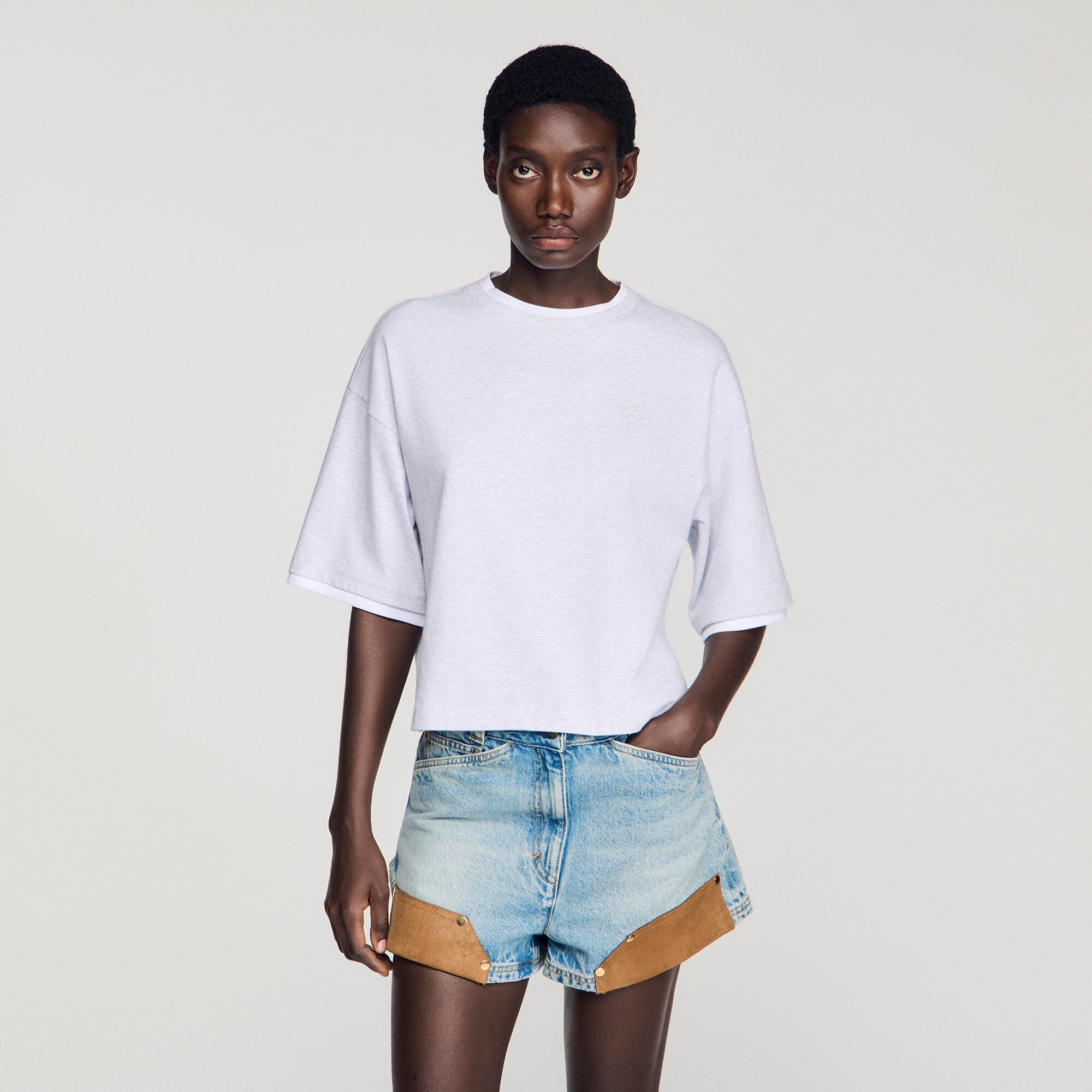 Camiseta con acabados en contraste