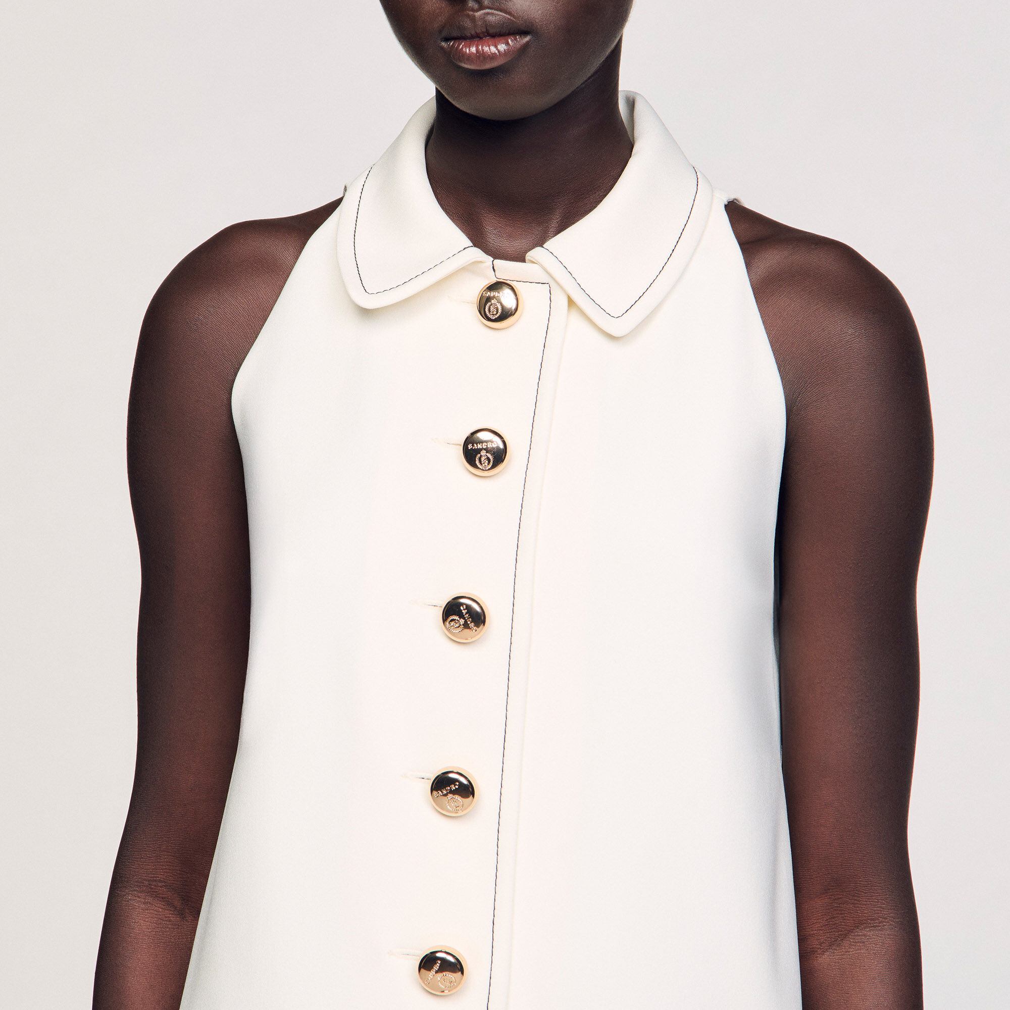 Vestido corto con cuello bebé