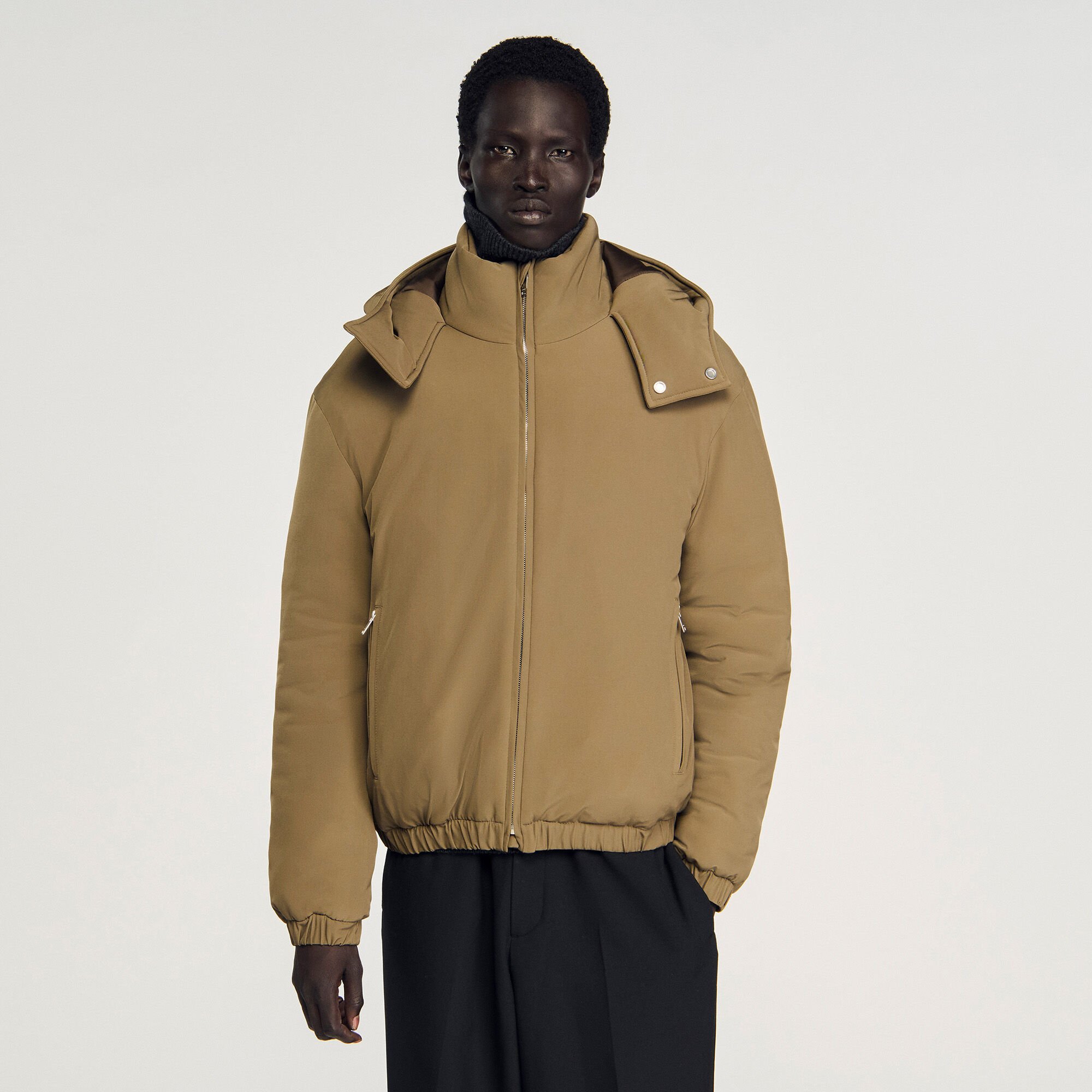 Anorak con cuello alto y capucha