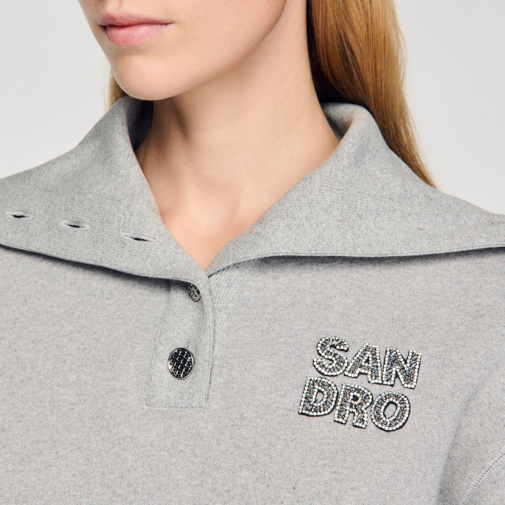 Sudadera bordada, cuello panadero