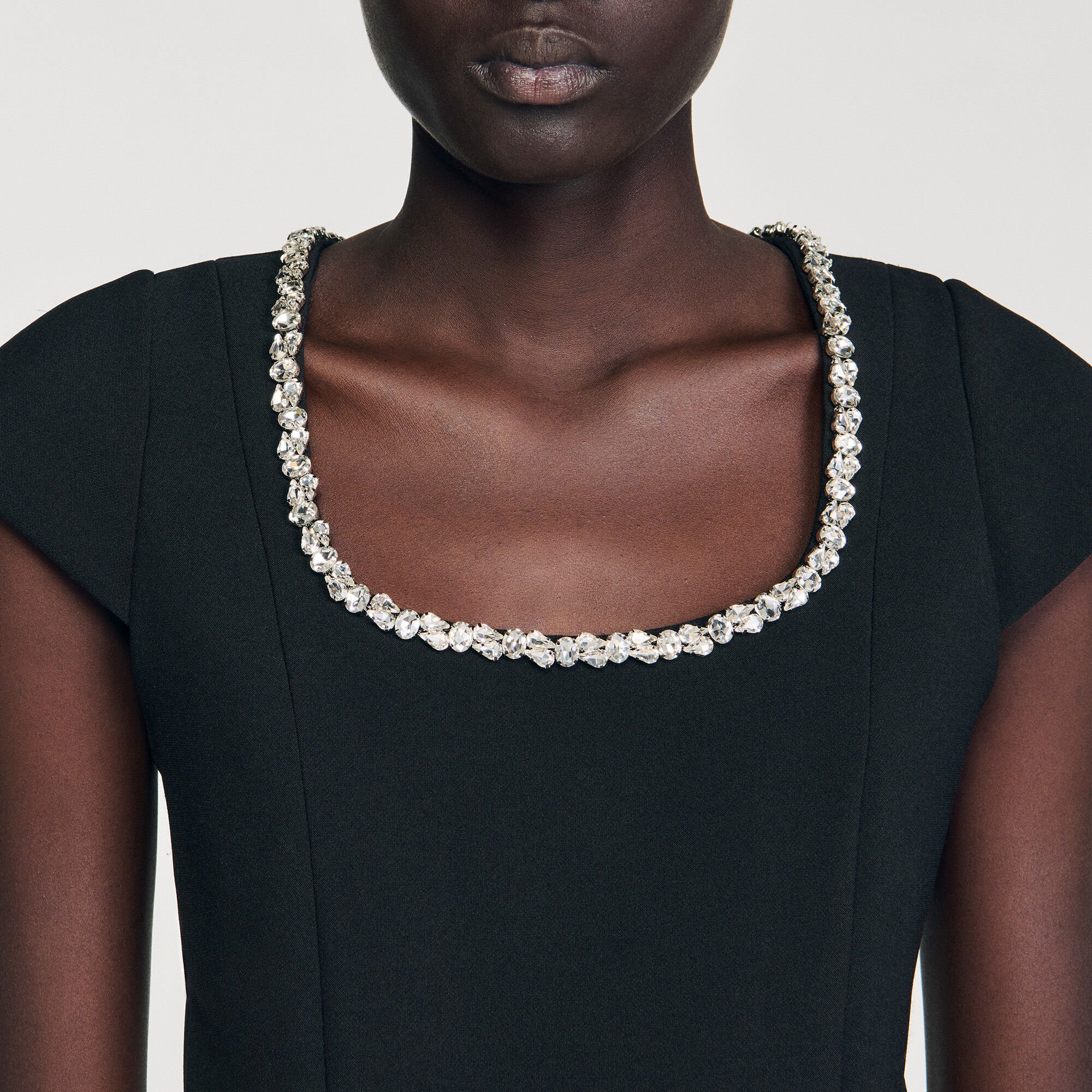 Vestido corto con cuello de strass