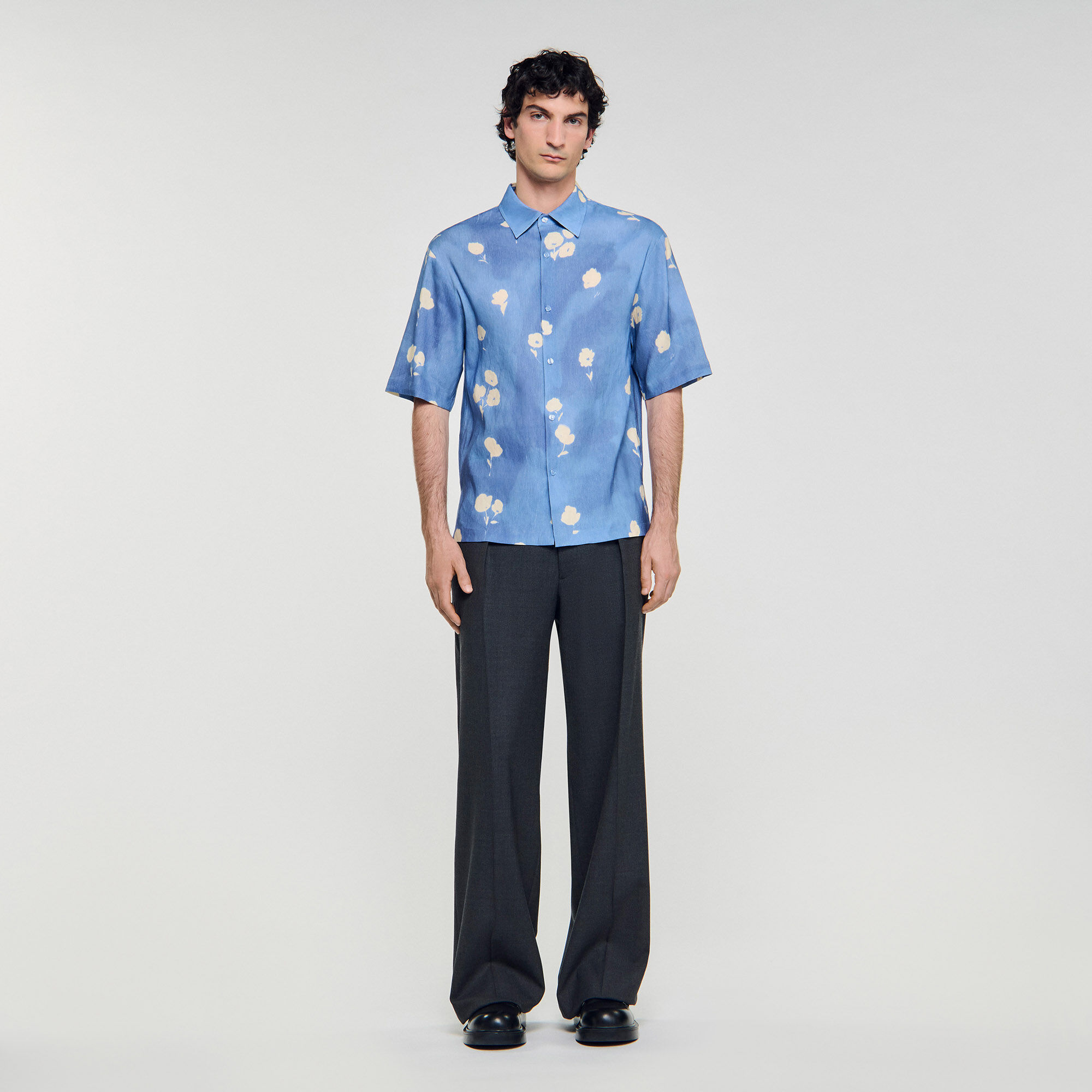 Camisa con estampado de flor
