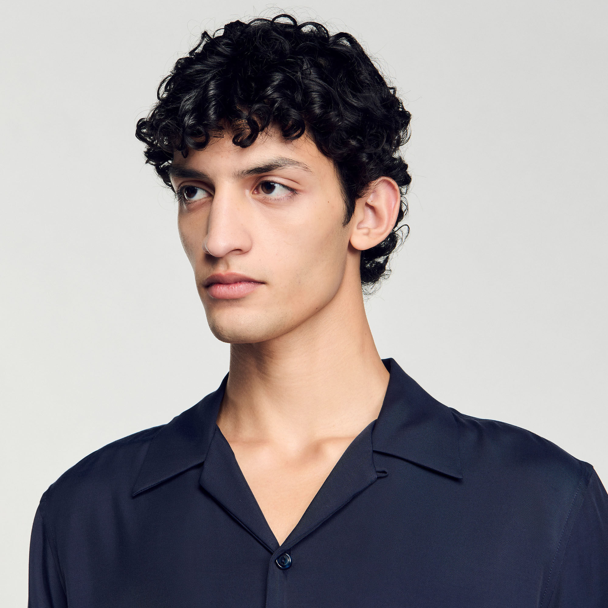 Camisa con cuello italiano