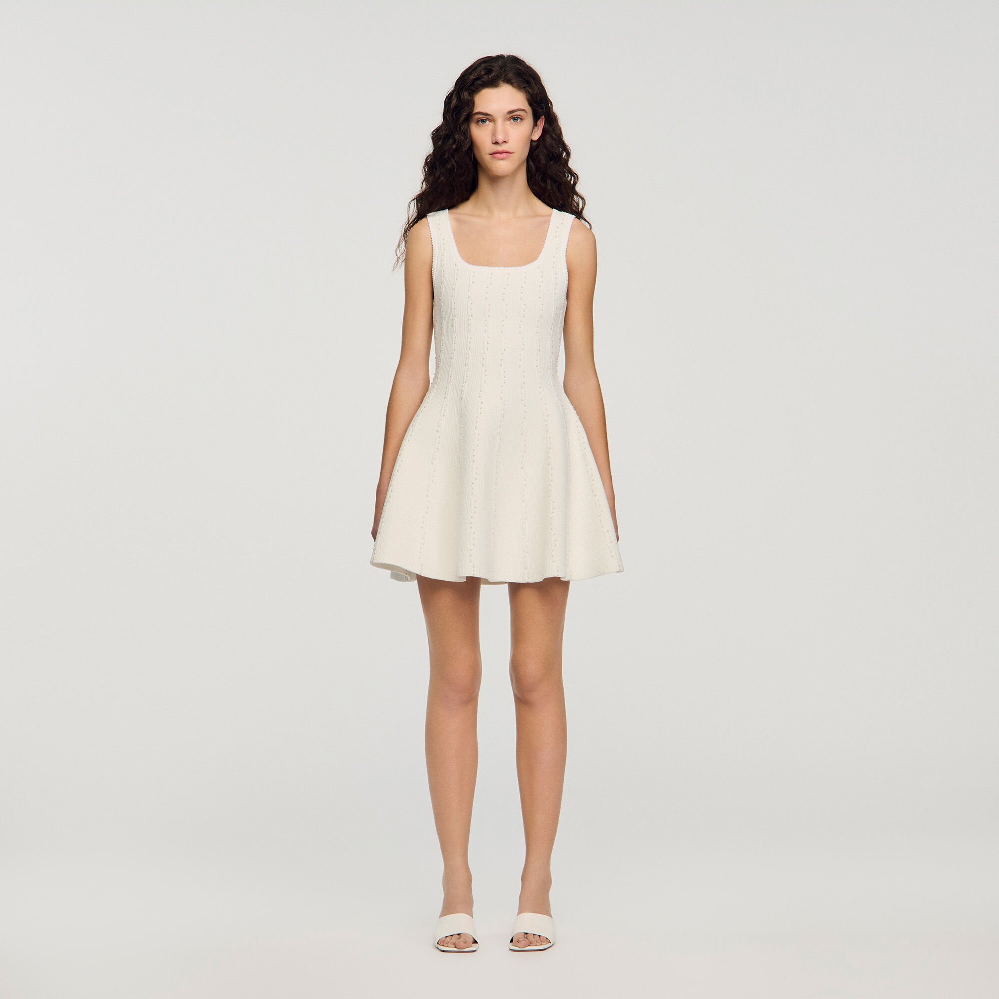 Vestido corto de punto con pedrer&iacute;a