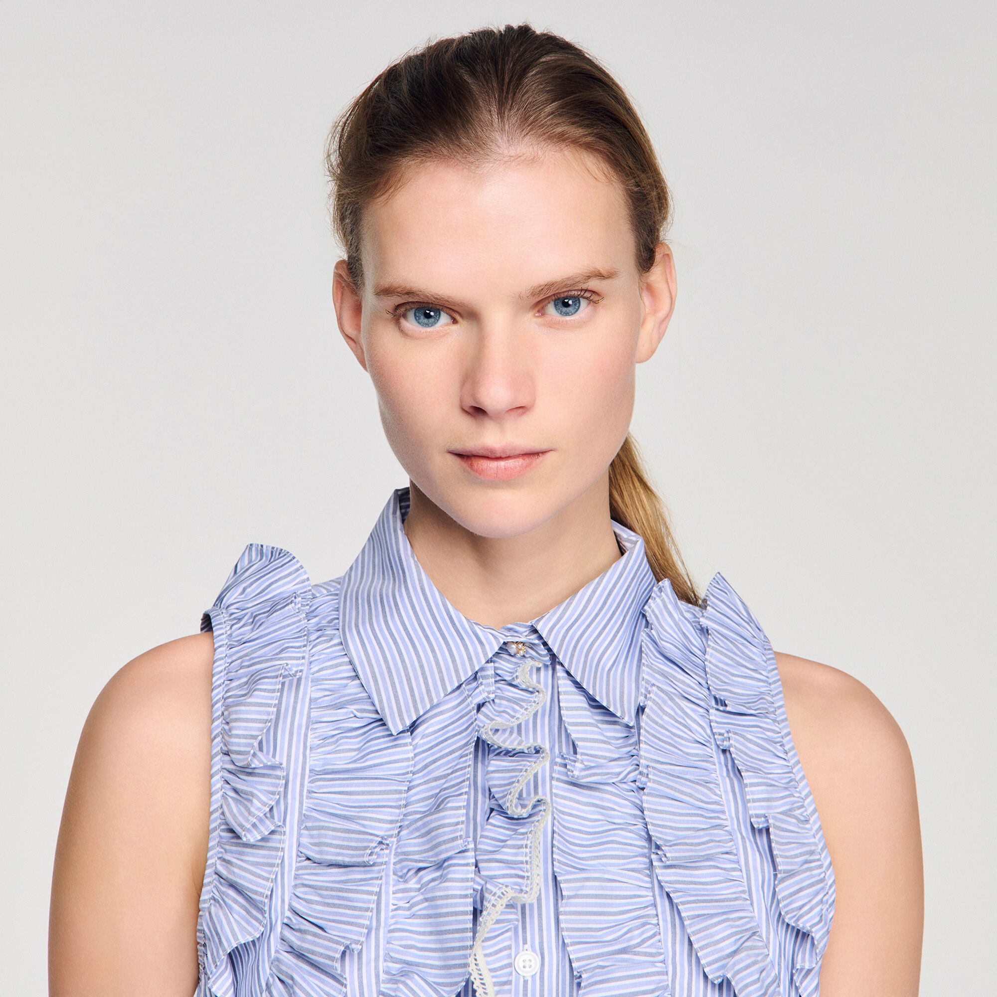 Camisa a rayas con volantes