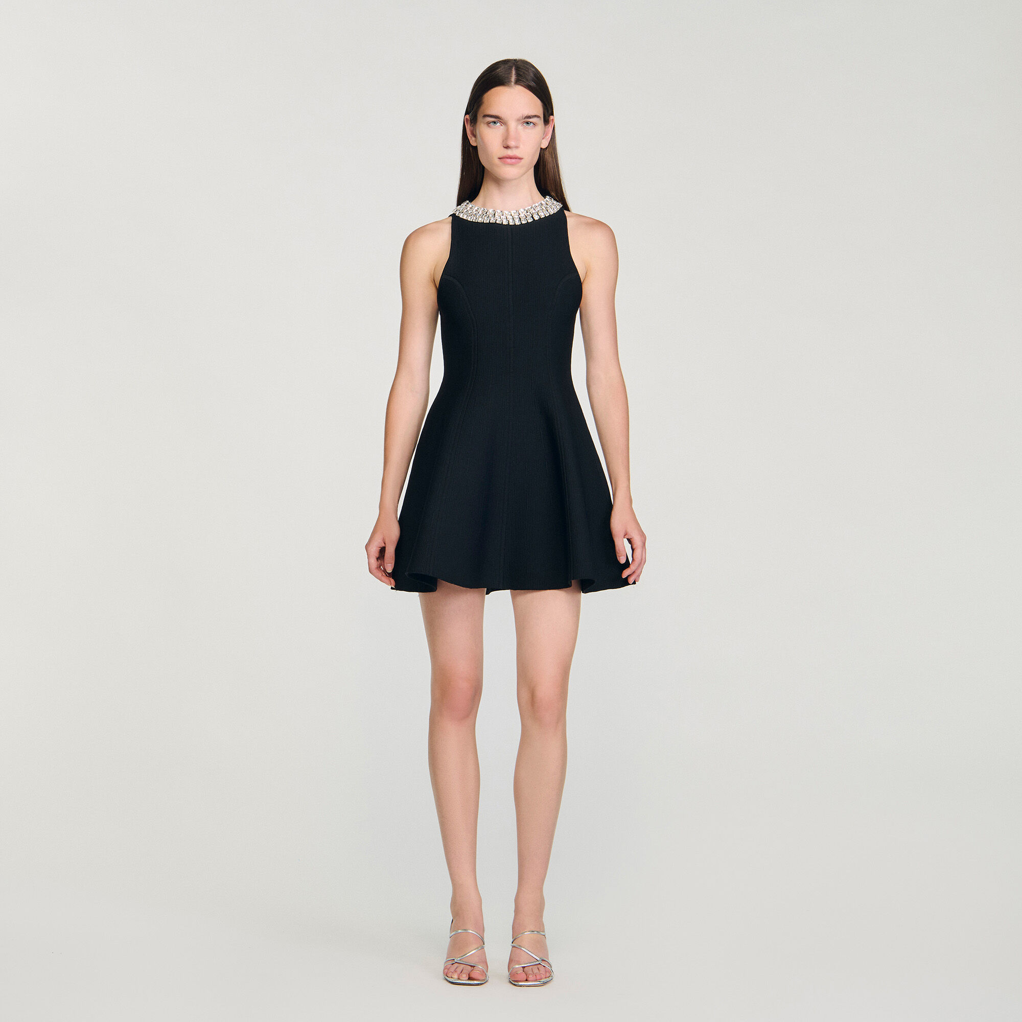 Vestido corto con cuello de perlas