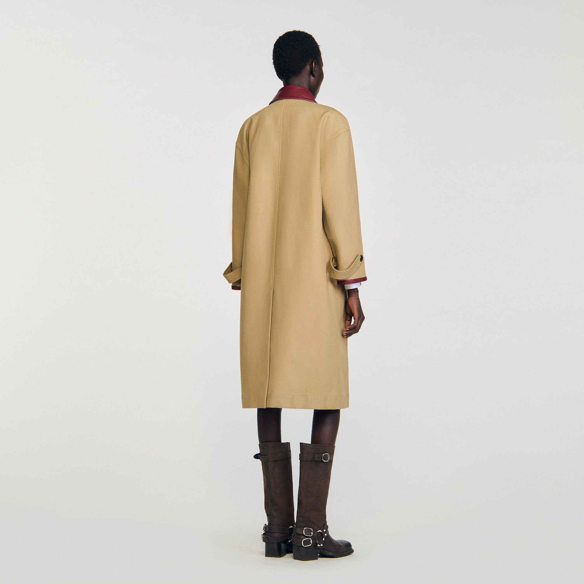 Gabardina larga con cuello de cuero