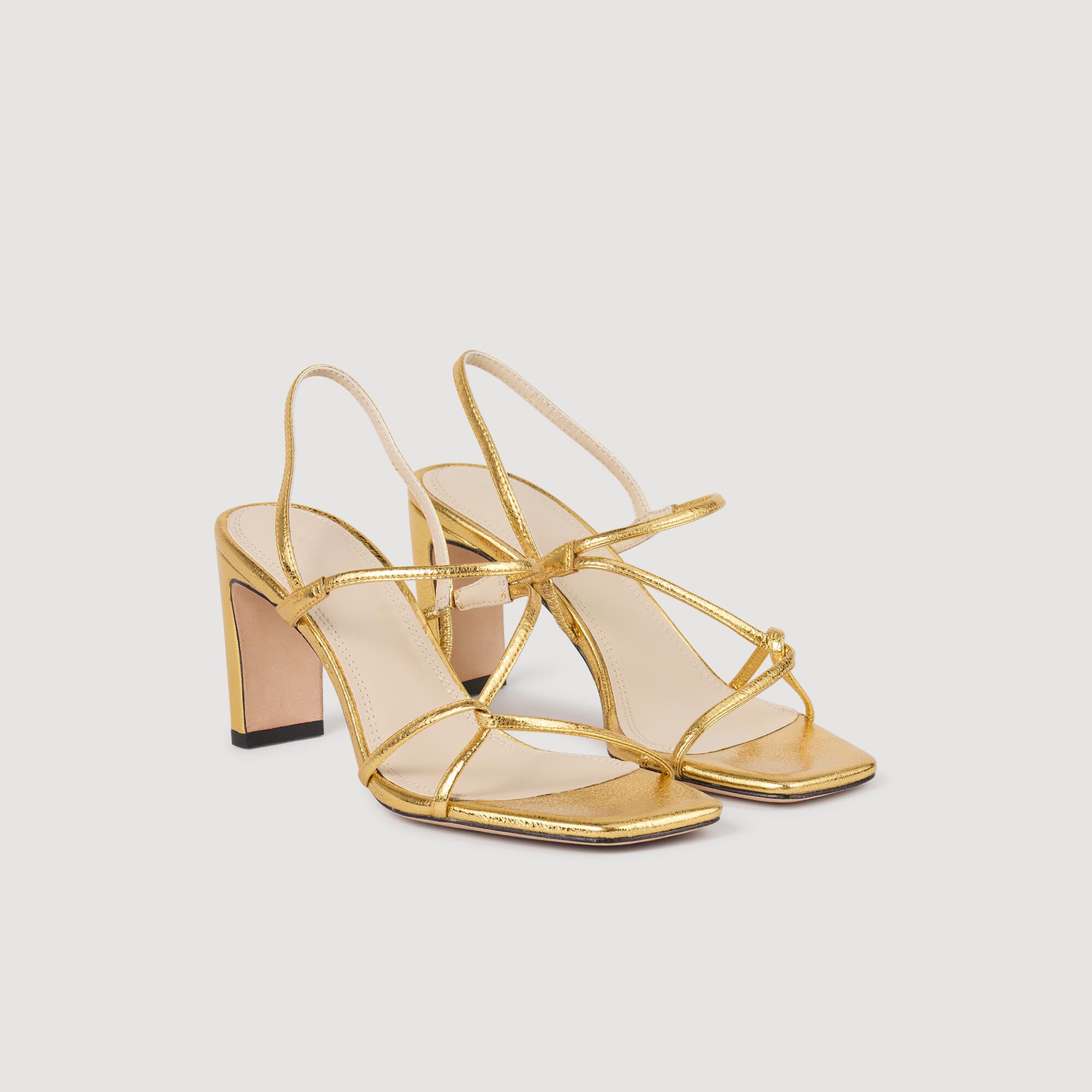 Sandalias de piel repujada