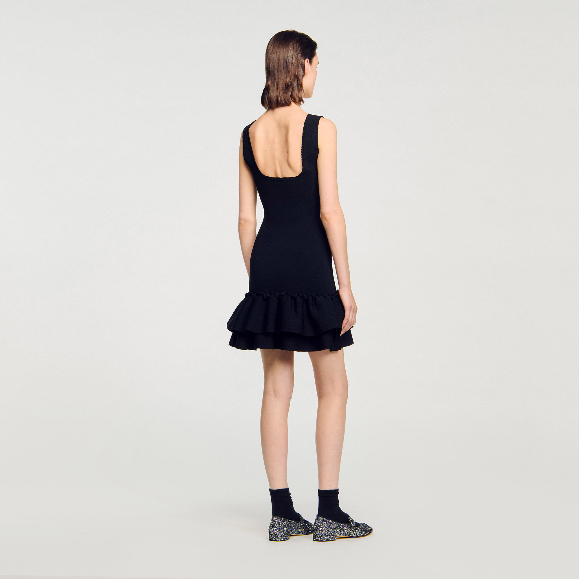 Vestido corto de punto con volantes
