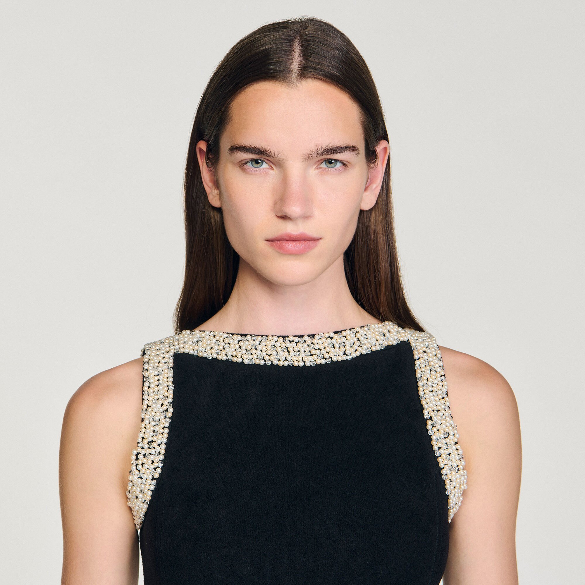 Vestido corto con pedrería