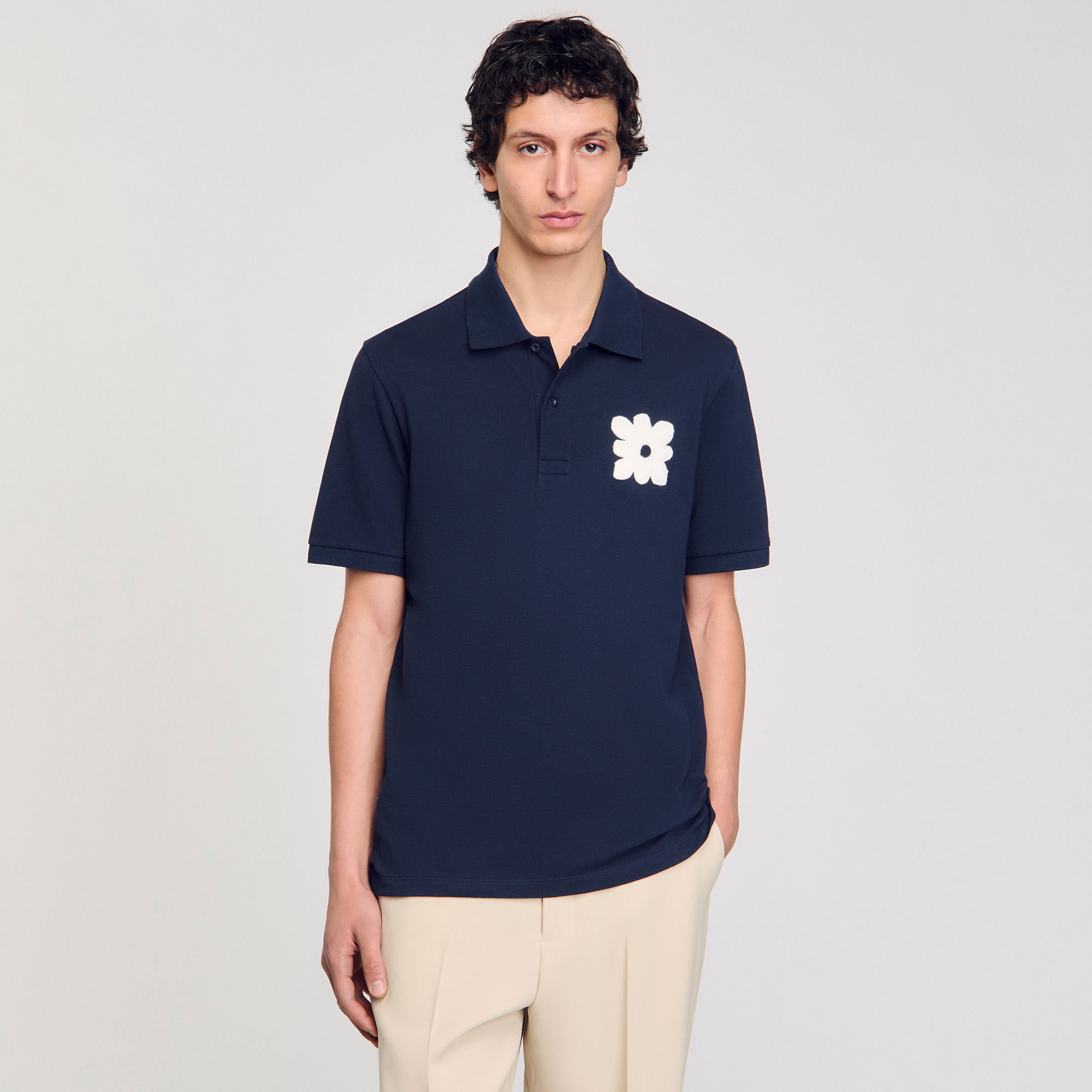 Polo con parche de flor