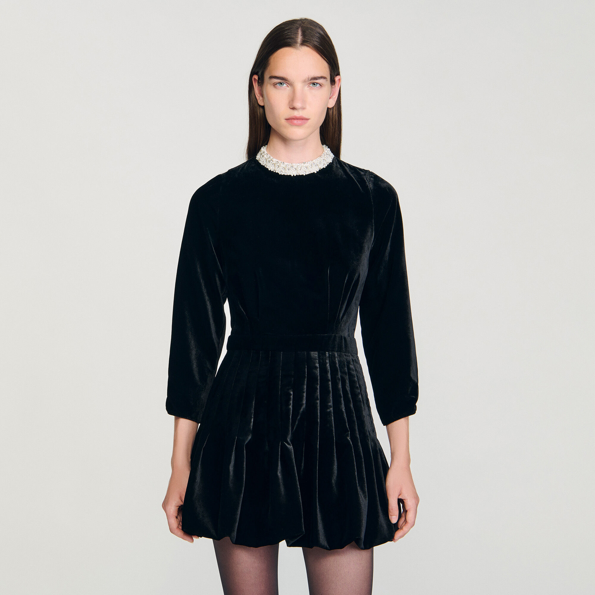 Vestido corto de terciopelo perlado