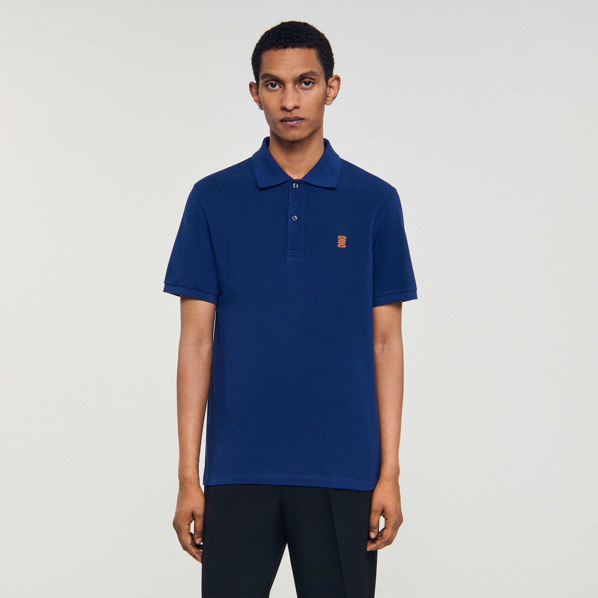 Polo con logotipo de cuero