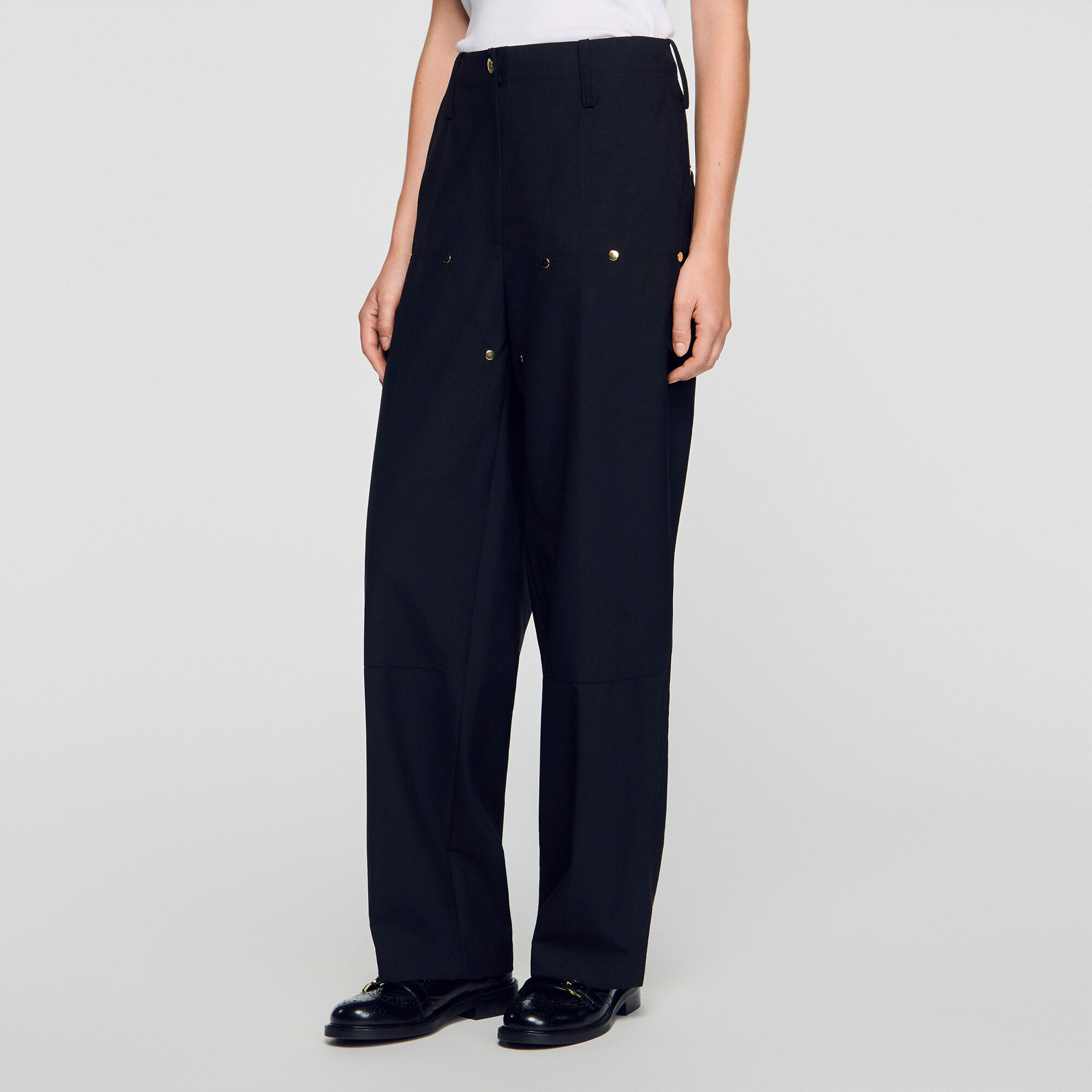 Pantalón fluido con remaches