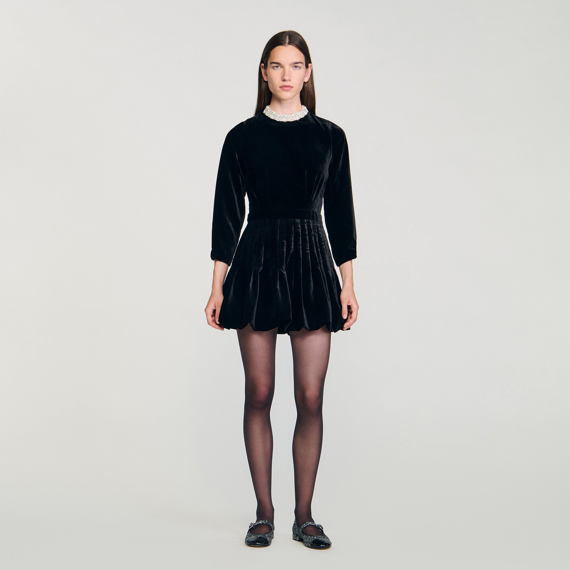 Vestido corto de terciopelo perlado
