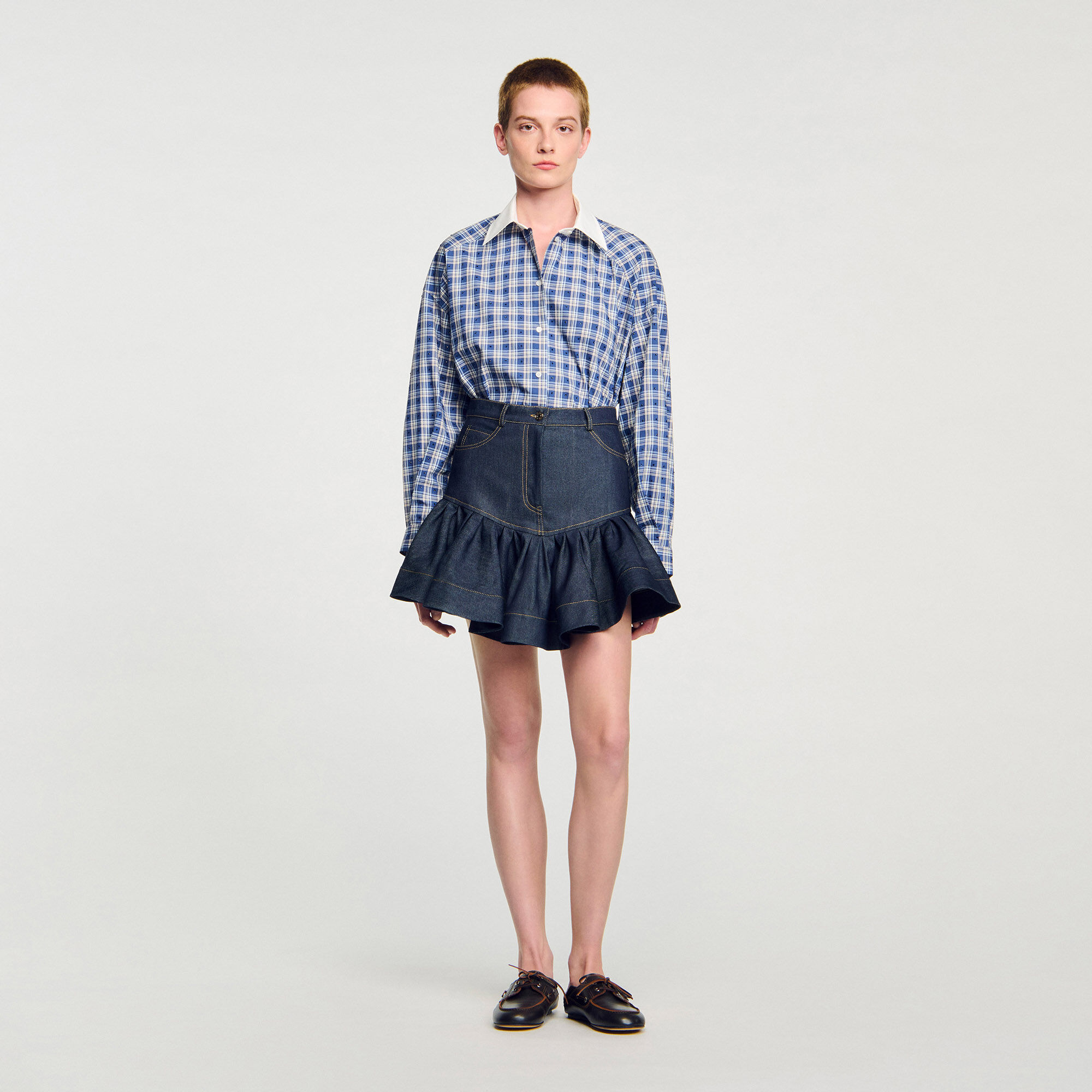 Falda corta de denim con volantes