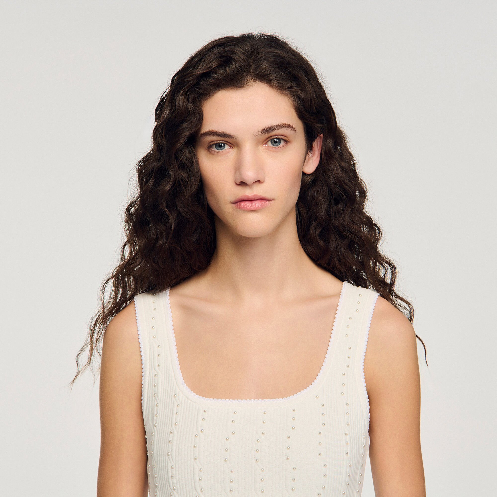 Vestido corto de punto con pedrer&iacute;a