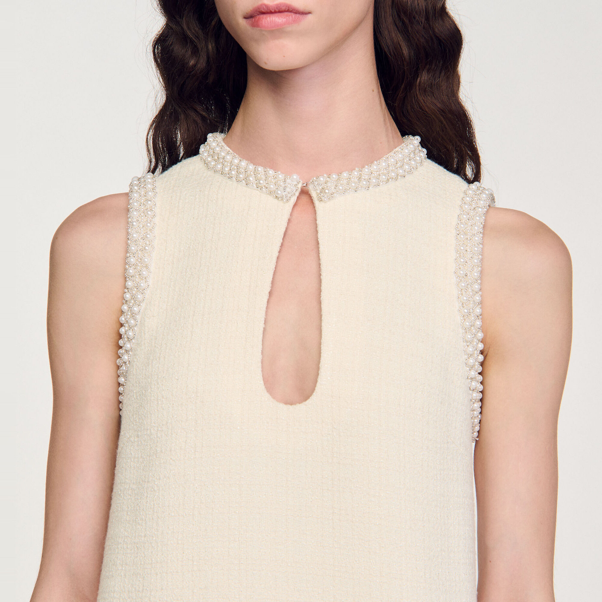 Vestido corto con pedrería