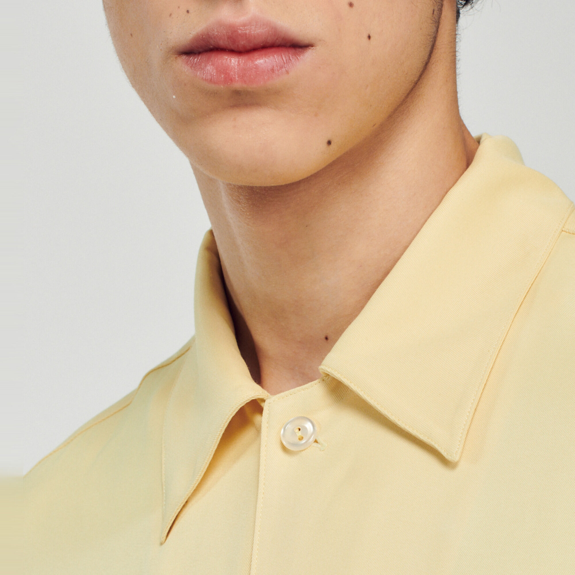 Camisa fluida de cuello estilo tiburón