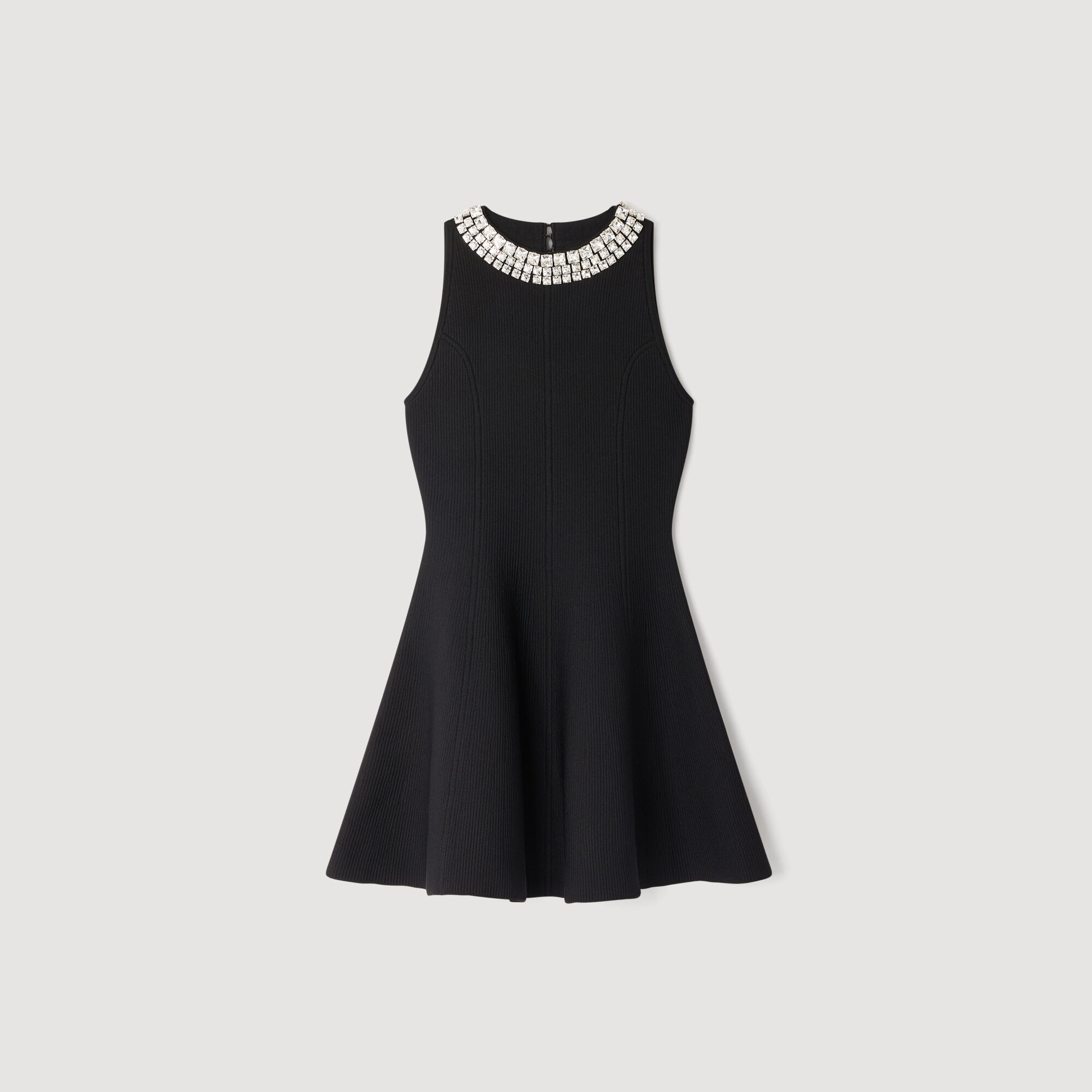 Vestido corto con cuello de perlas