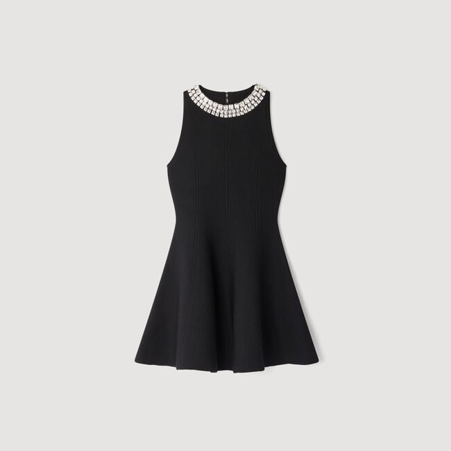 Vestido corto con cuello de perlas