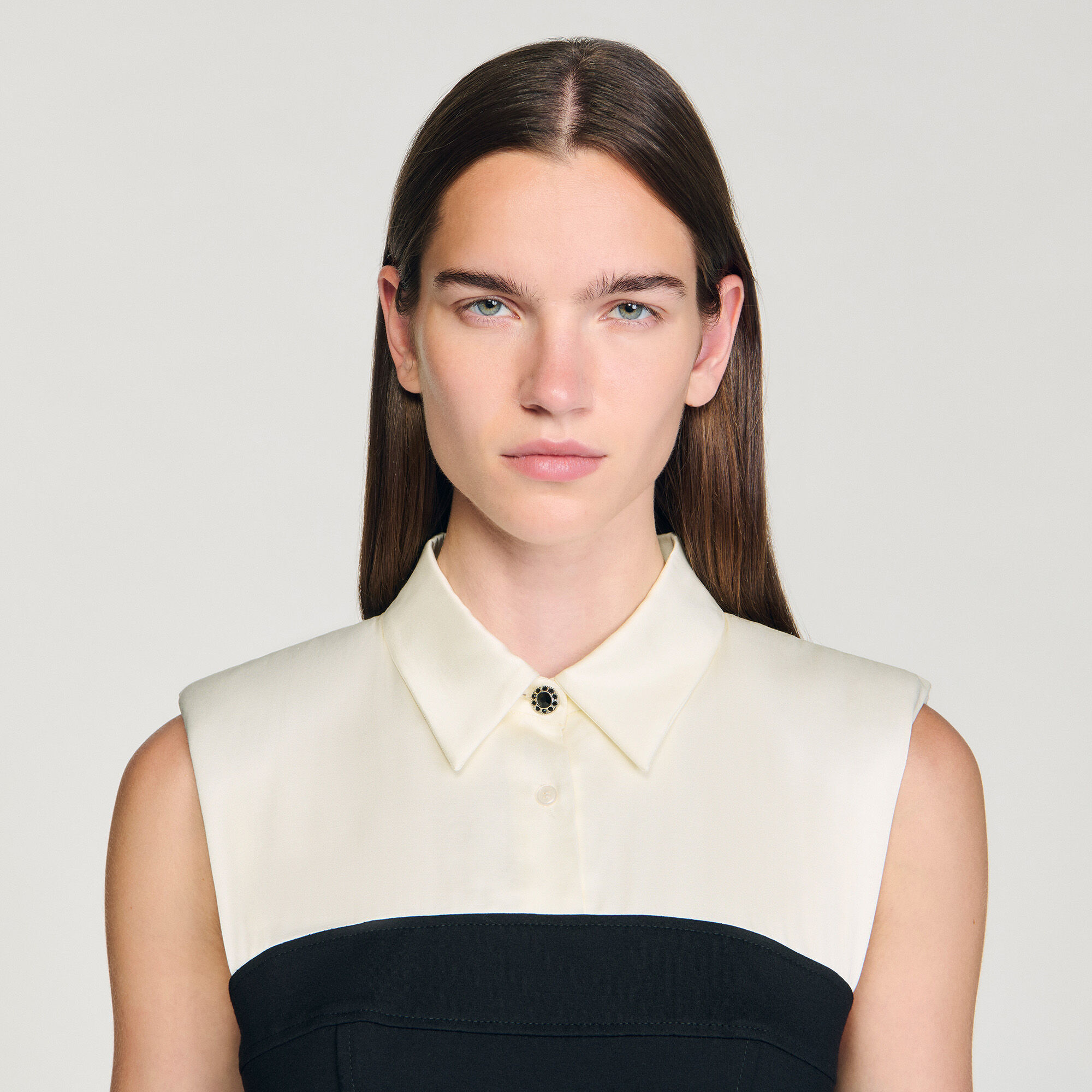 Vestido corto bicolor con volantes