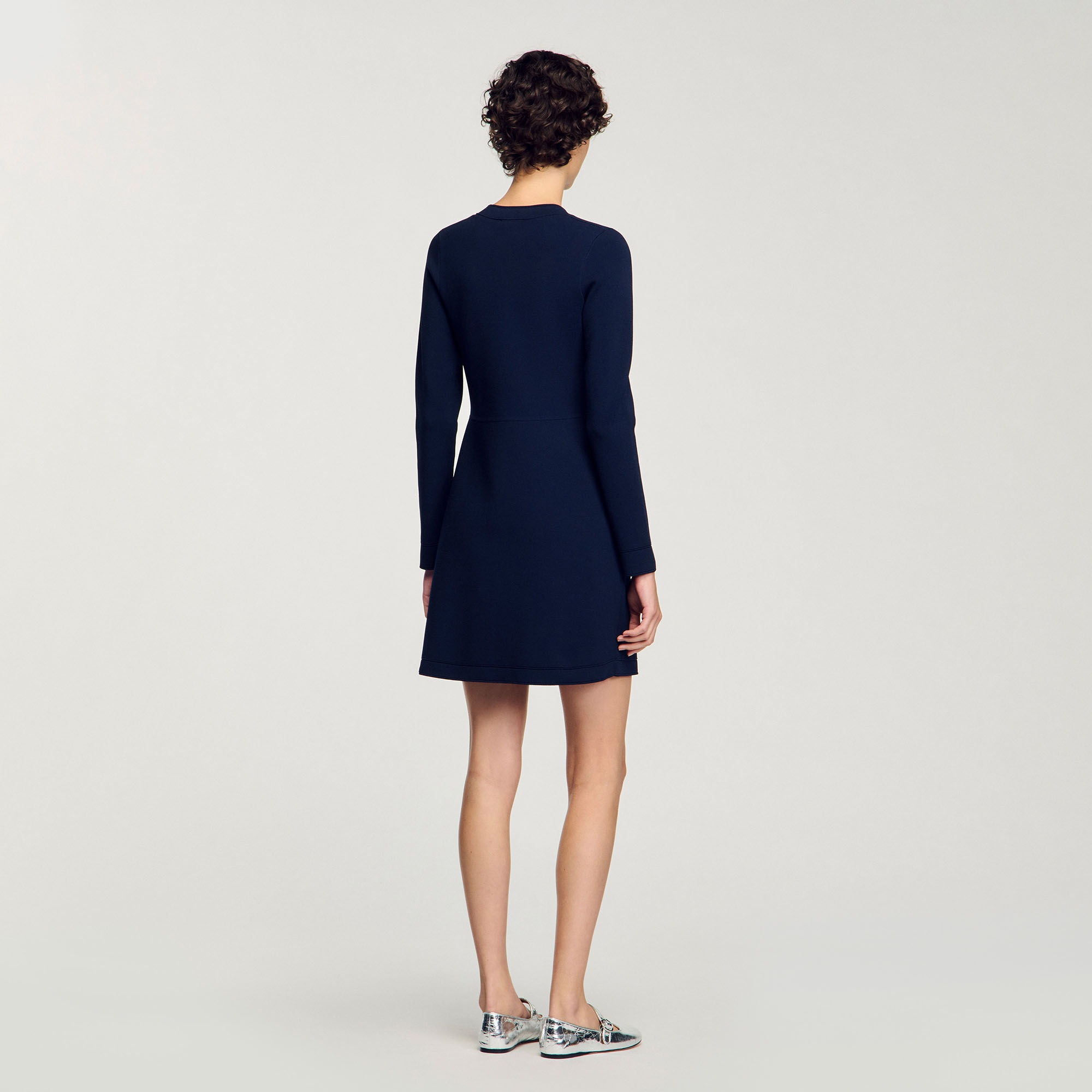 Vestido corto abotonado de punto