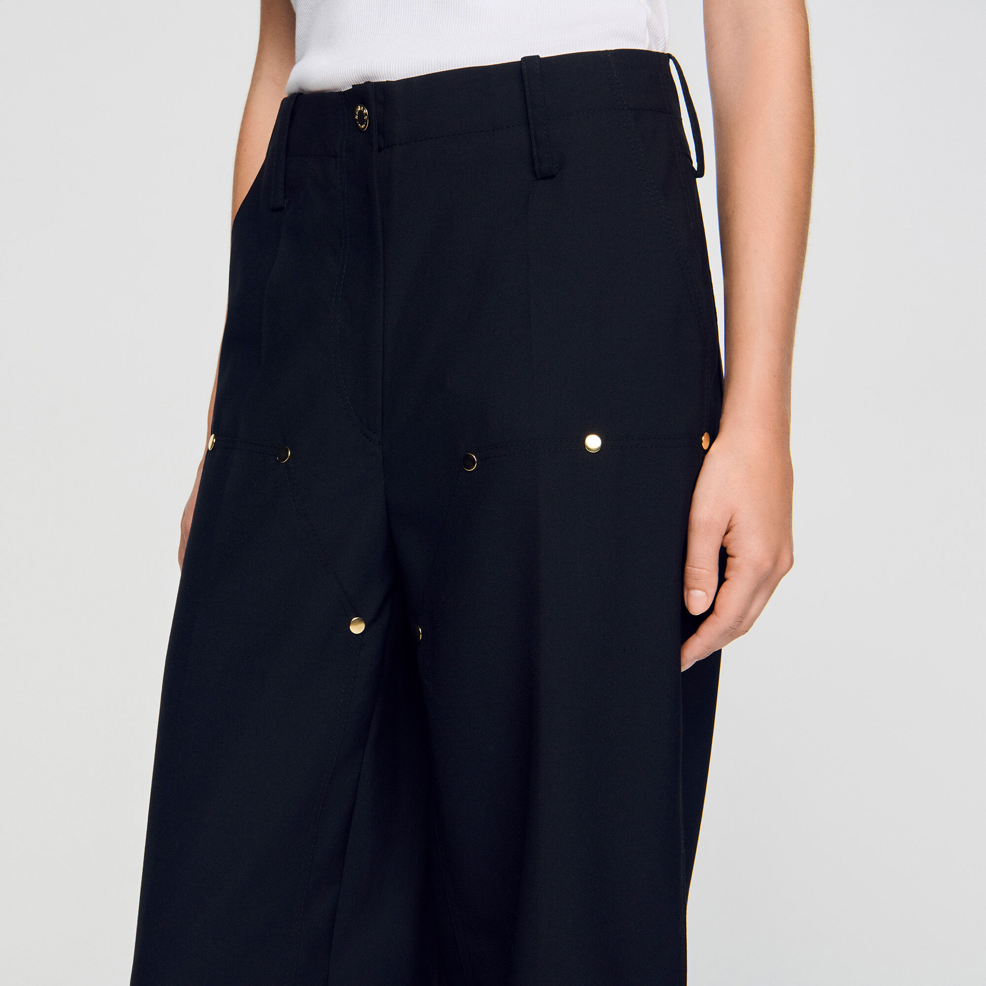 Pantalón fluido con remaches