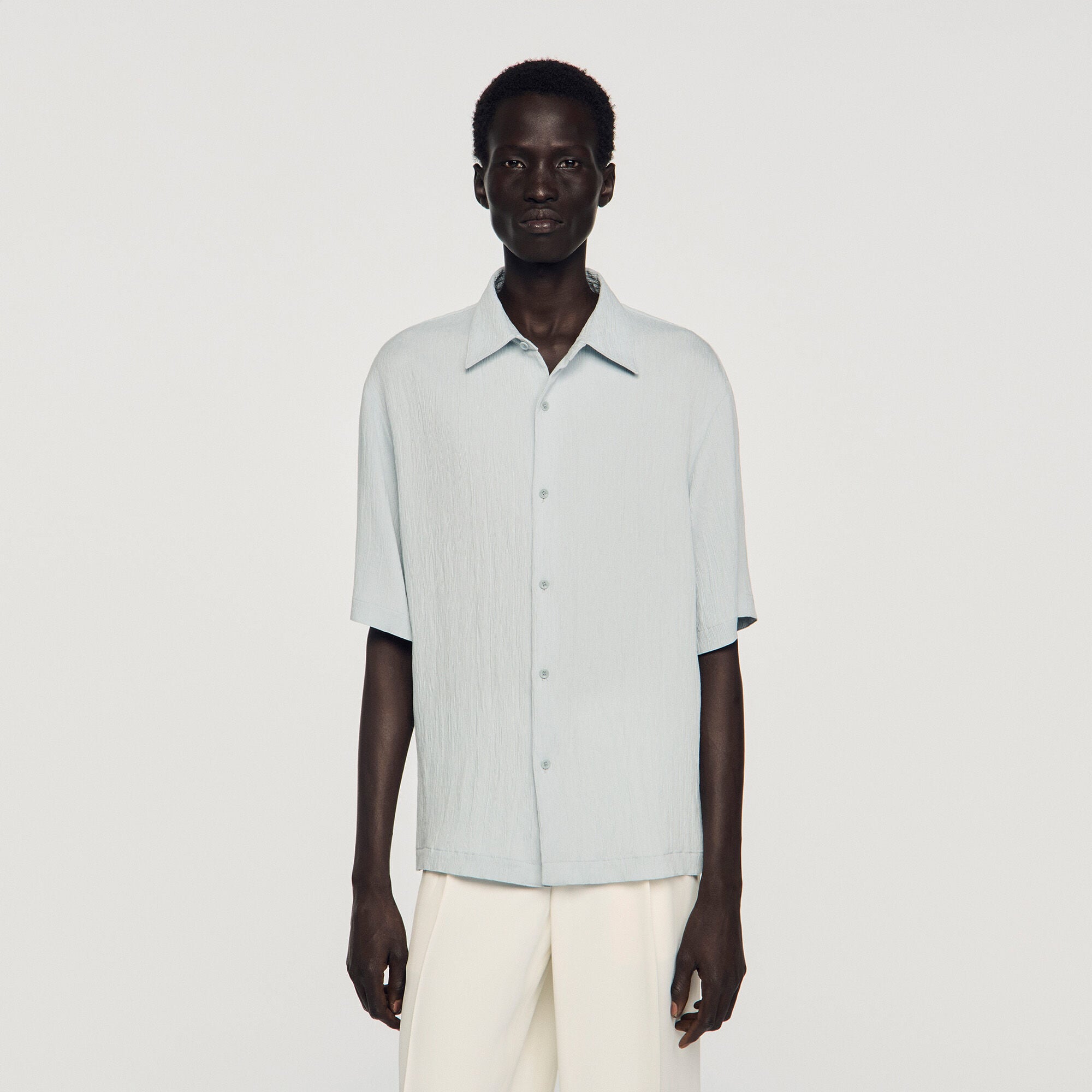 Camisa plisada con cuello italiano