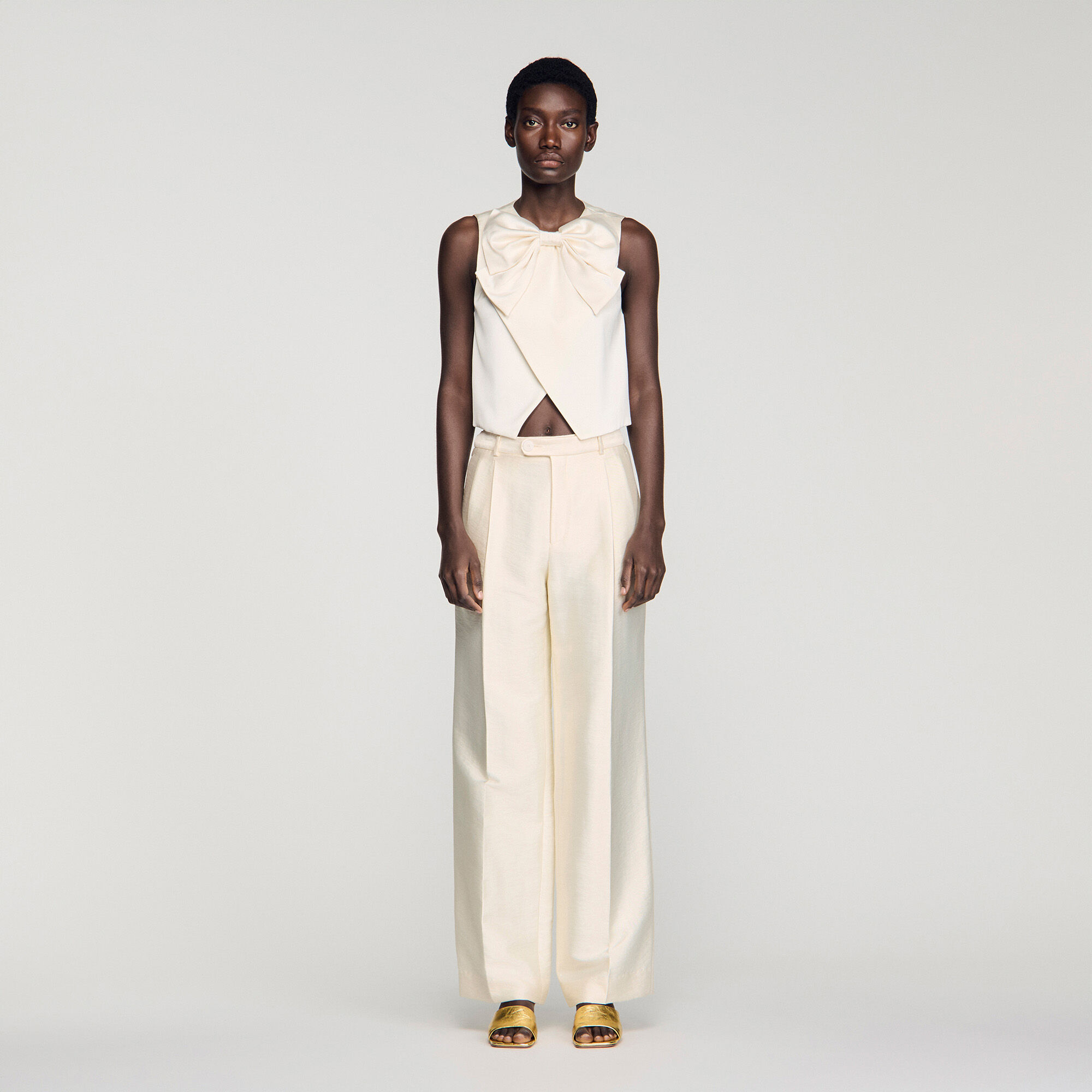 Top corto satinado con nudo