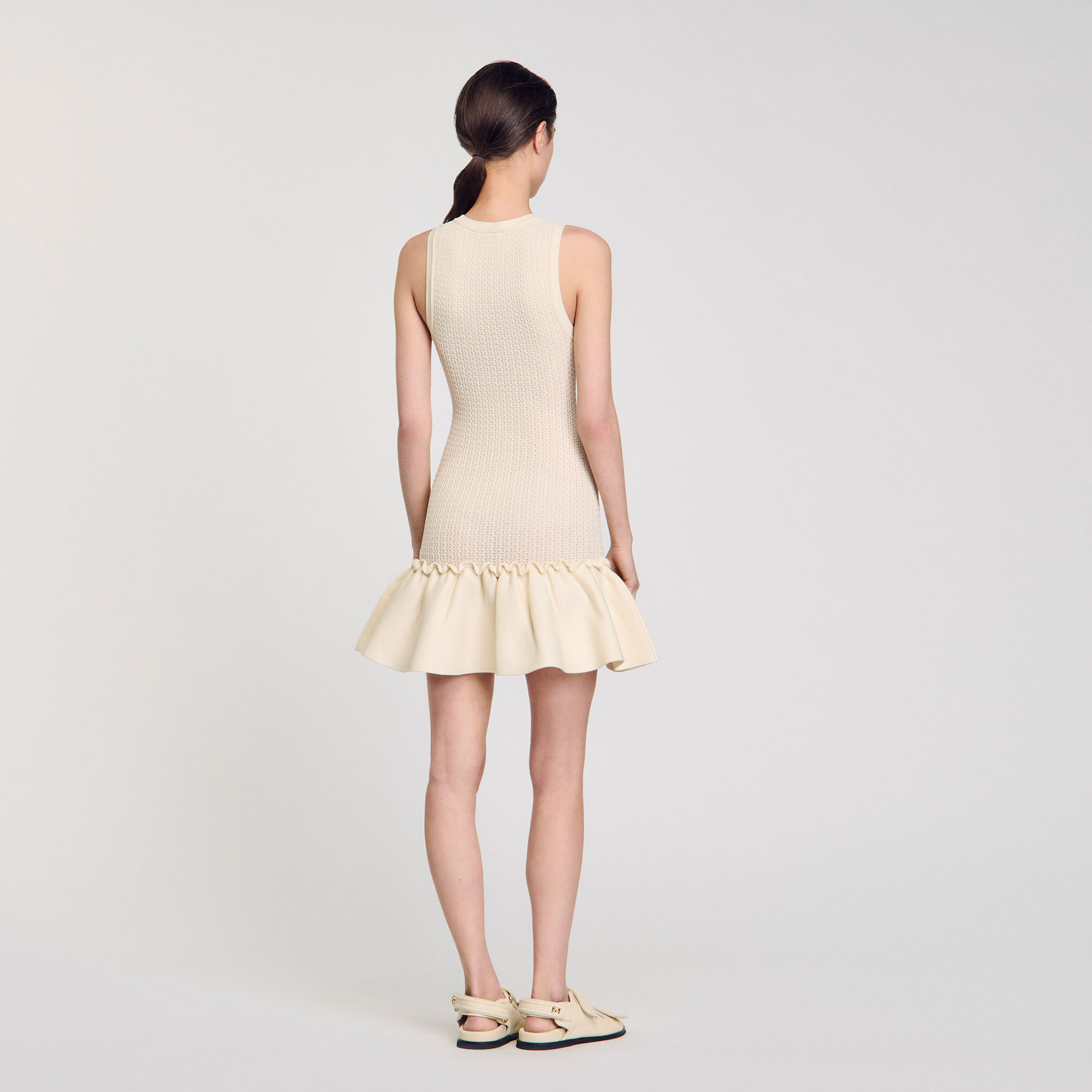 Vestido corto de punto con volante