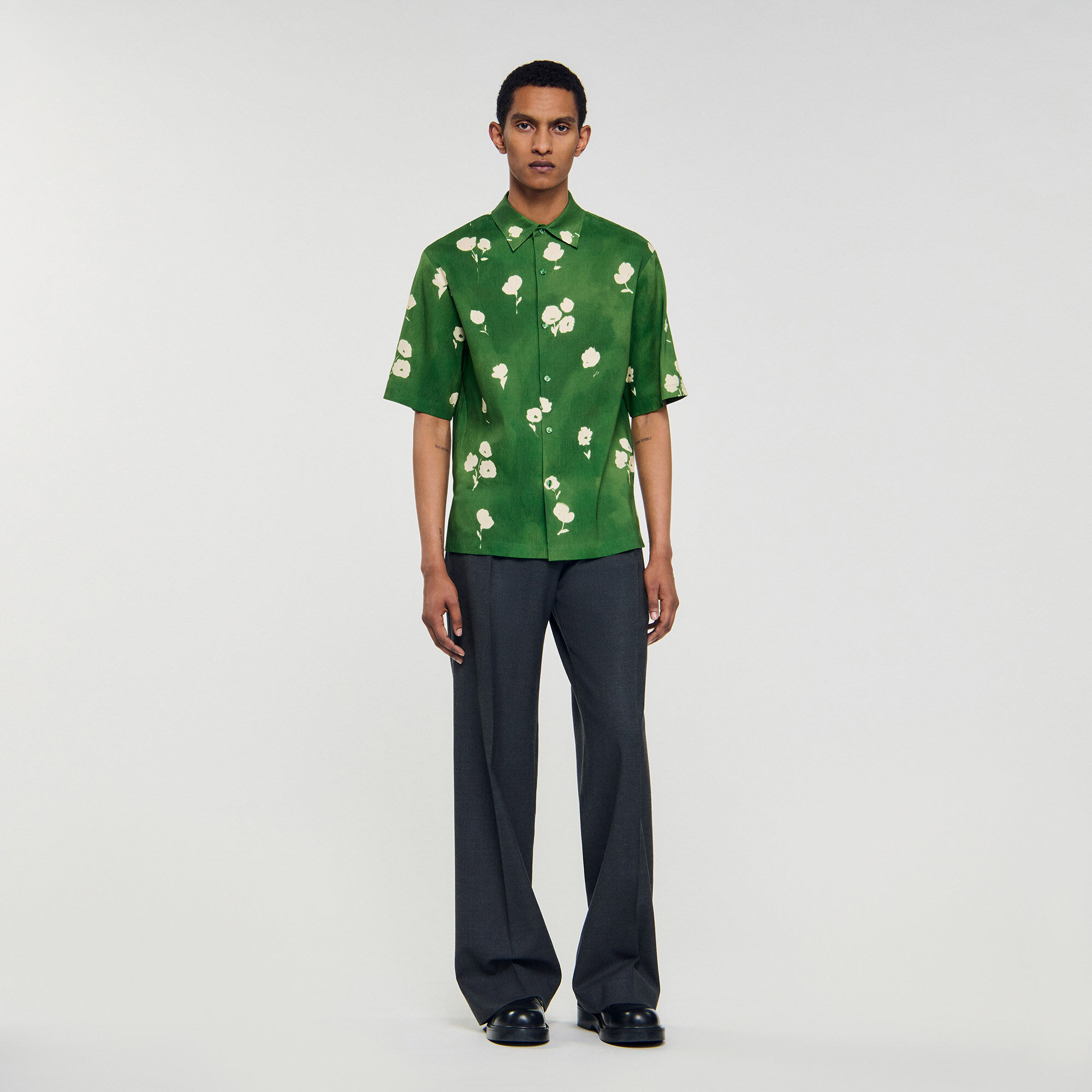 Camisa con estampado de flor