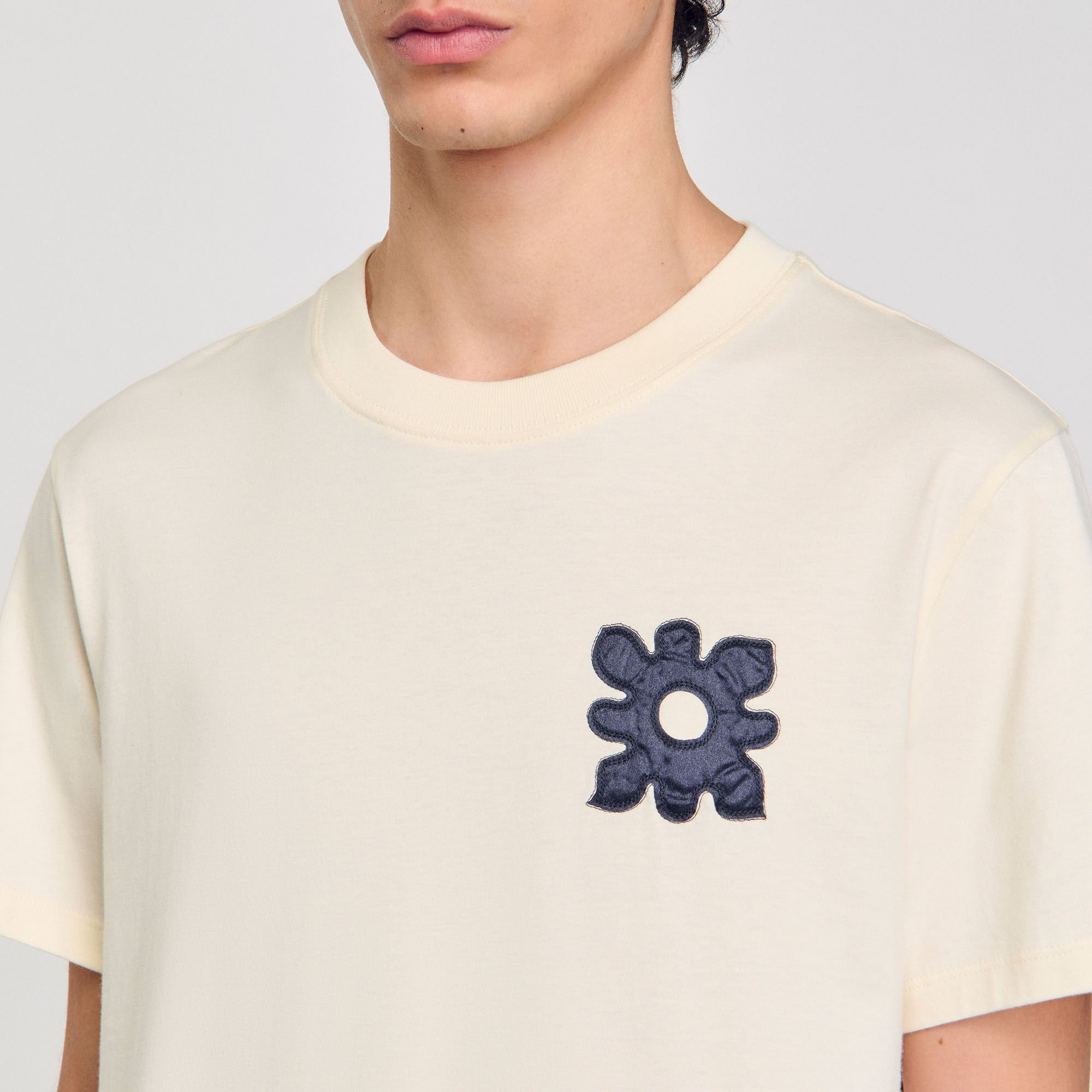 Camiseta con detalle de flor