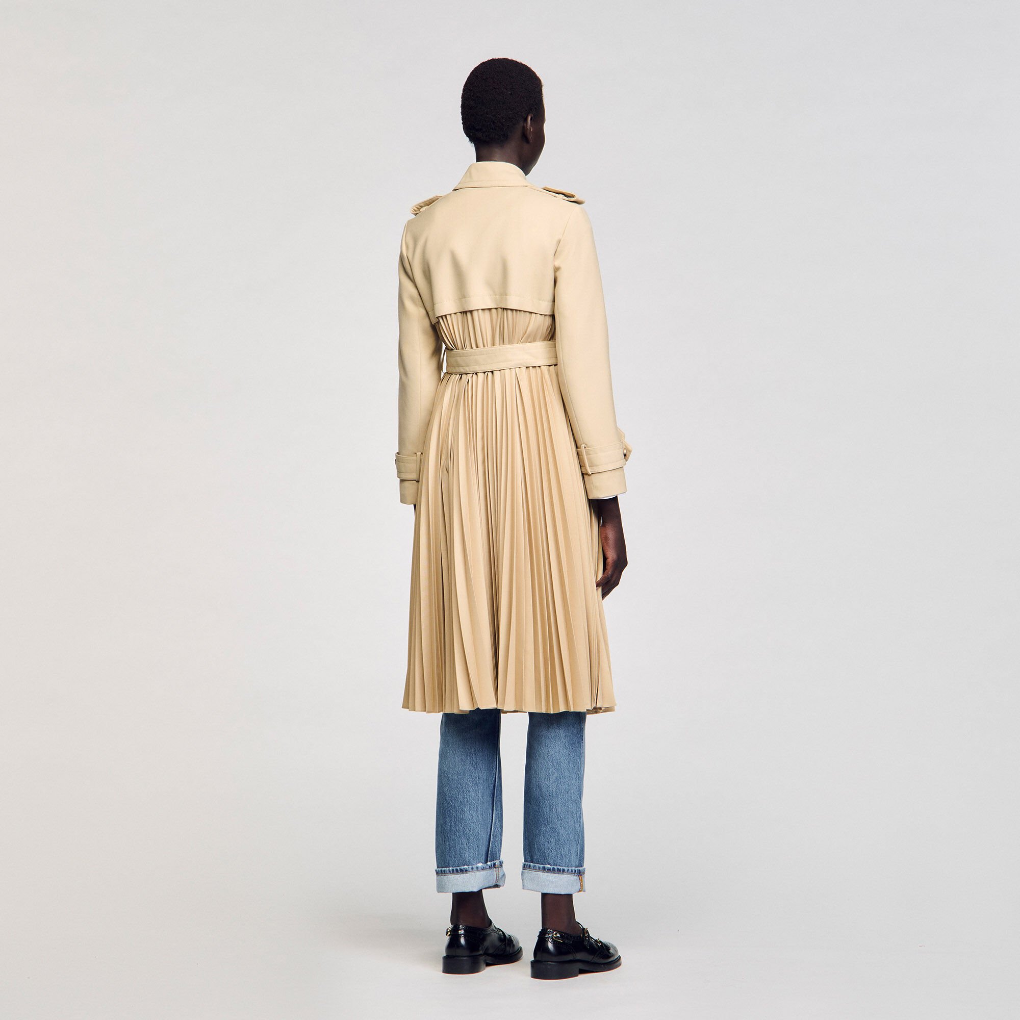 Gabardina plisada con cinturón