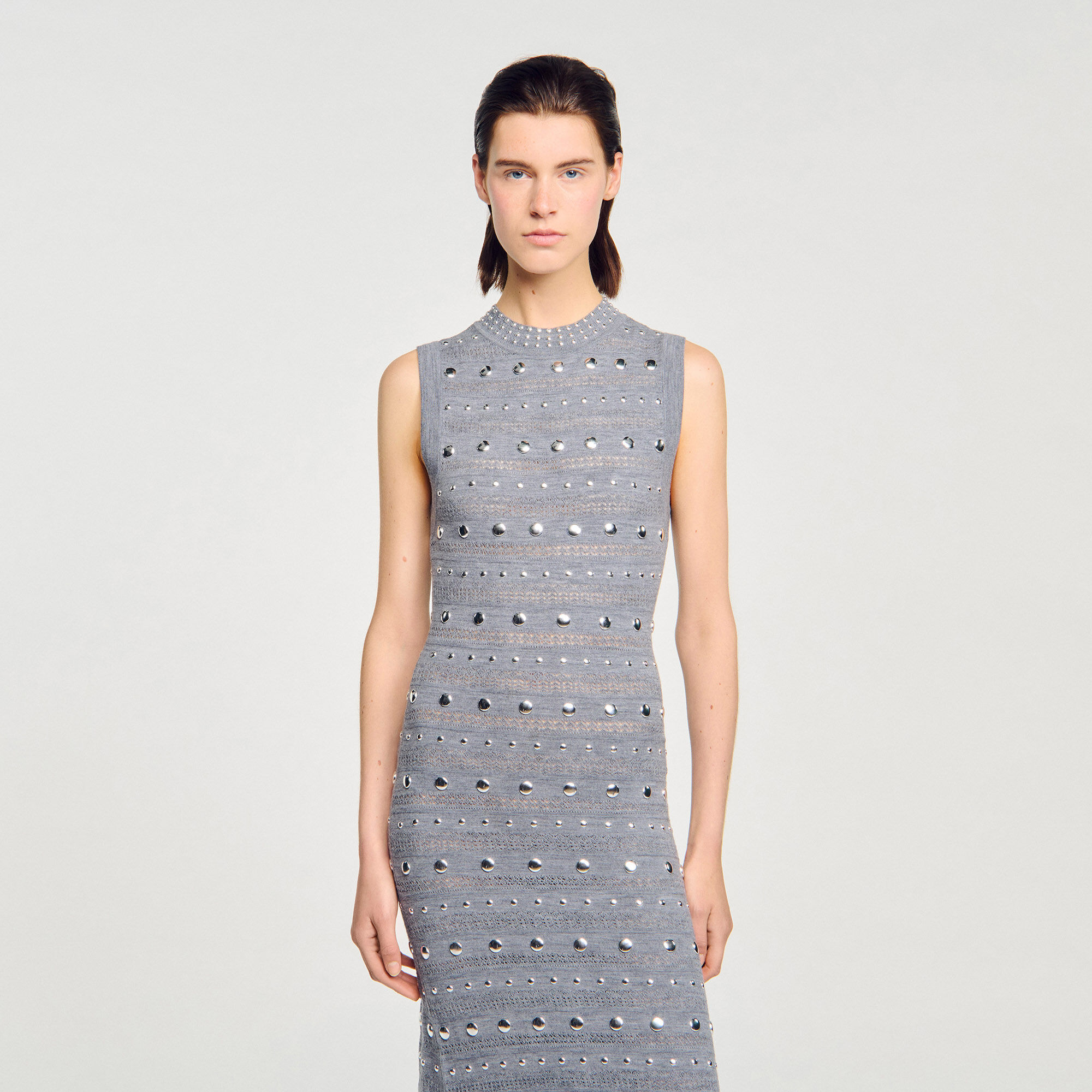 Vestido largo de punto con tachuelas